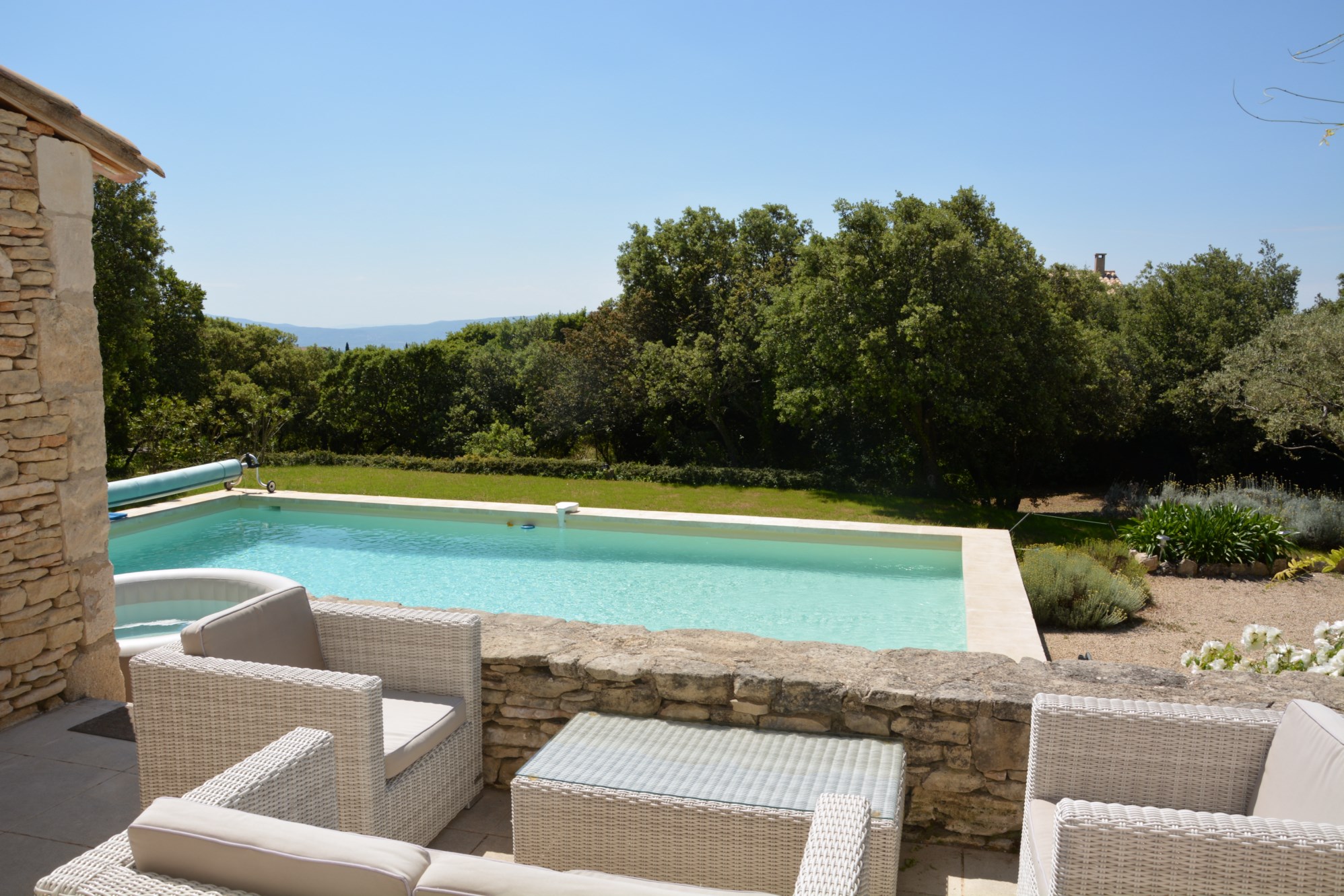 En Luberon, propriété de charme à vendre avec piscine et vue sur la vallée  