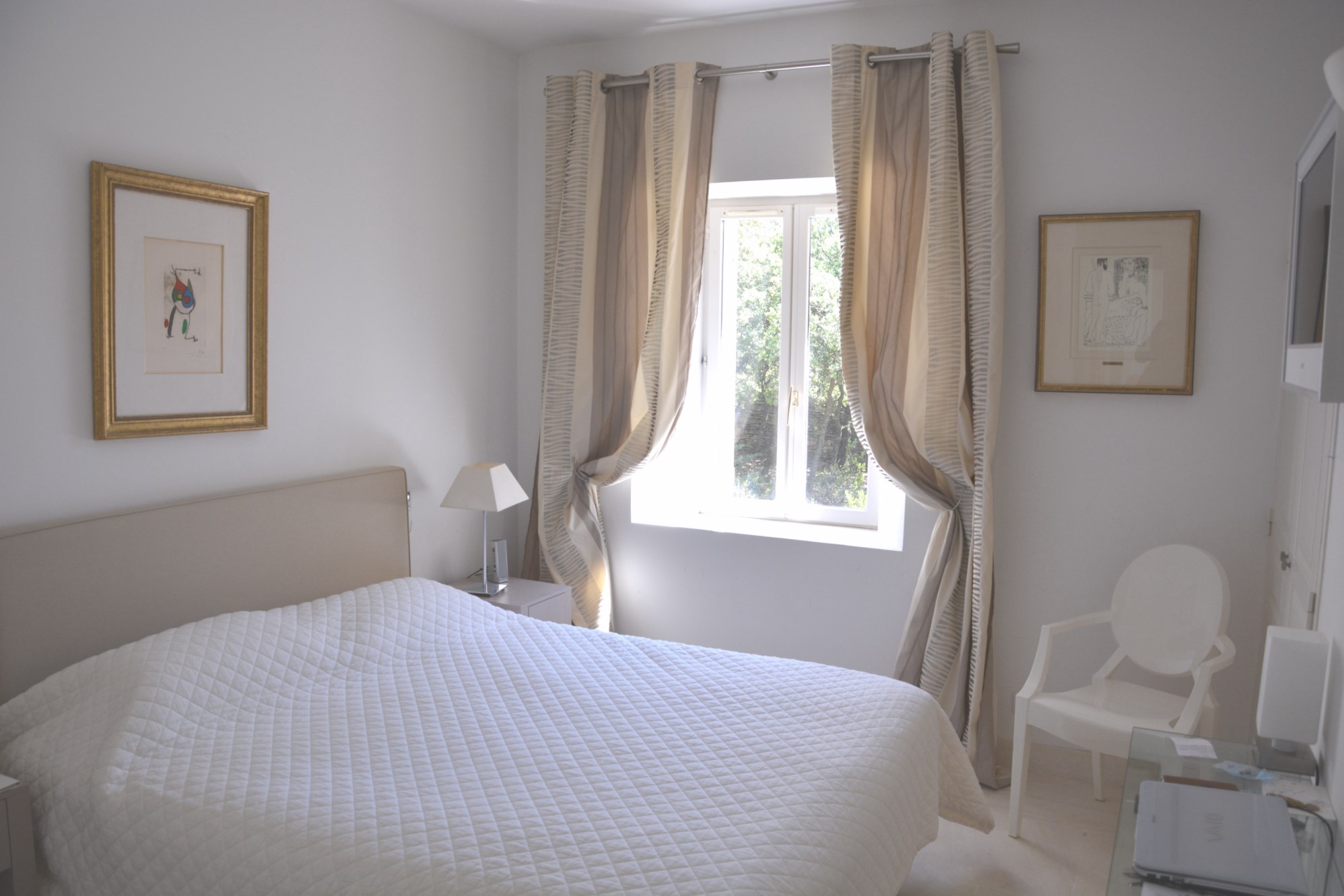 En Luberon, propriété de charme à vendre avec piscine et vue sur la vallée  