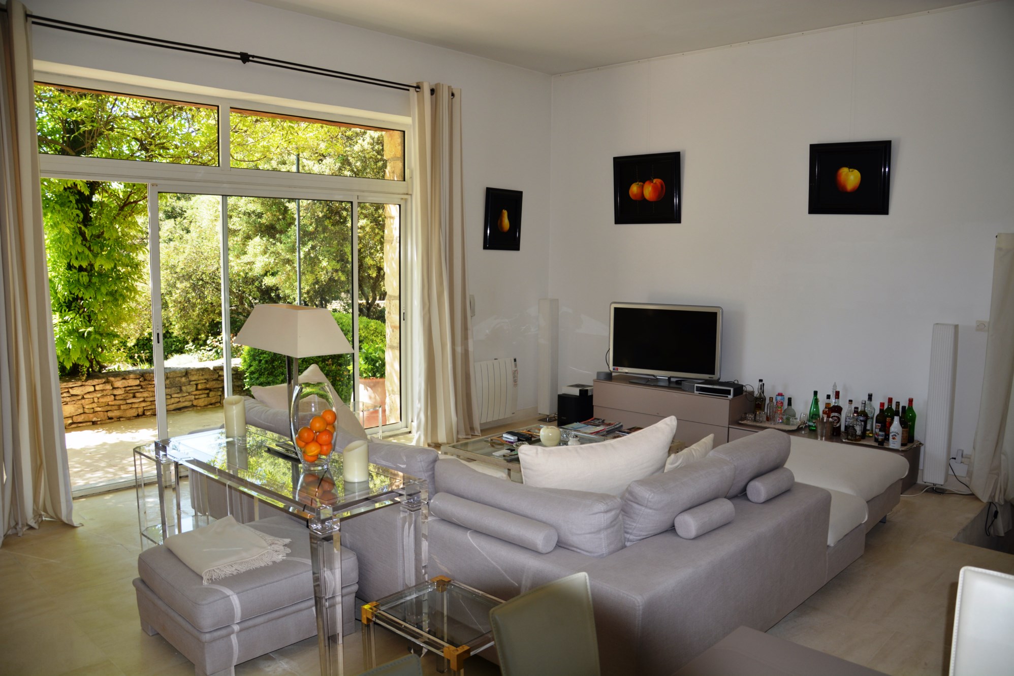 En Luberon, propriété de charme à vendre avec piscine et vue sur la vallée  