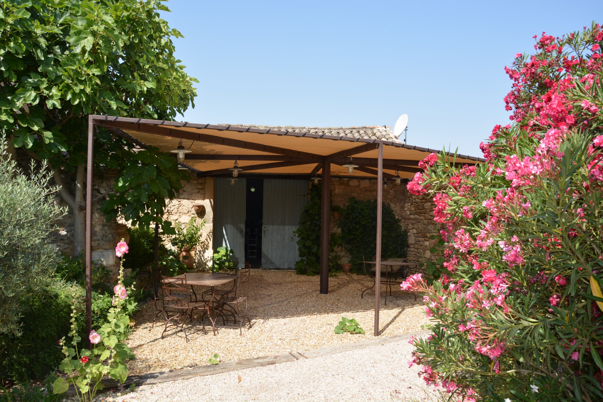 Luberon - Grand mas avec plusieurs dépendances.   