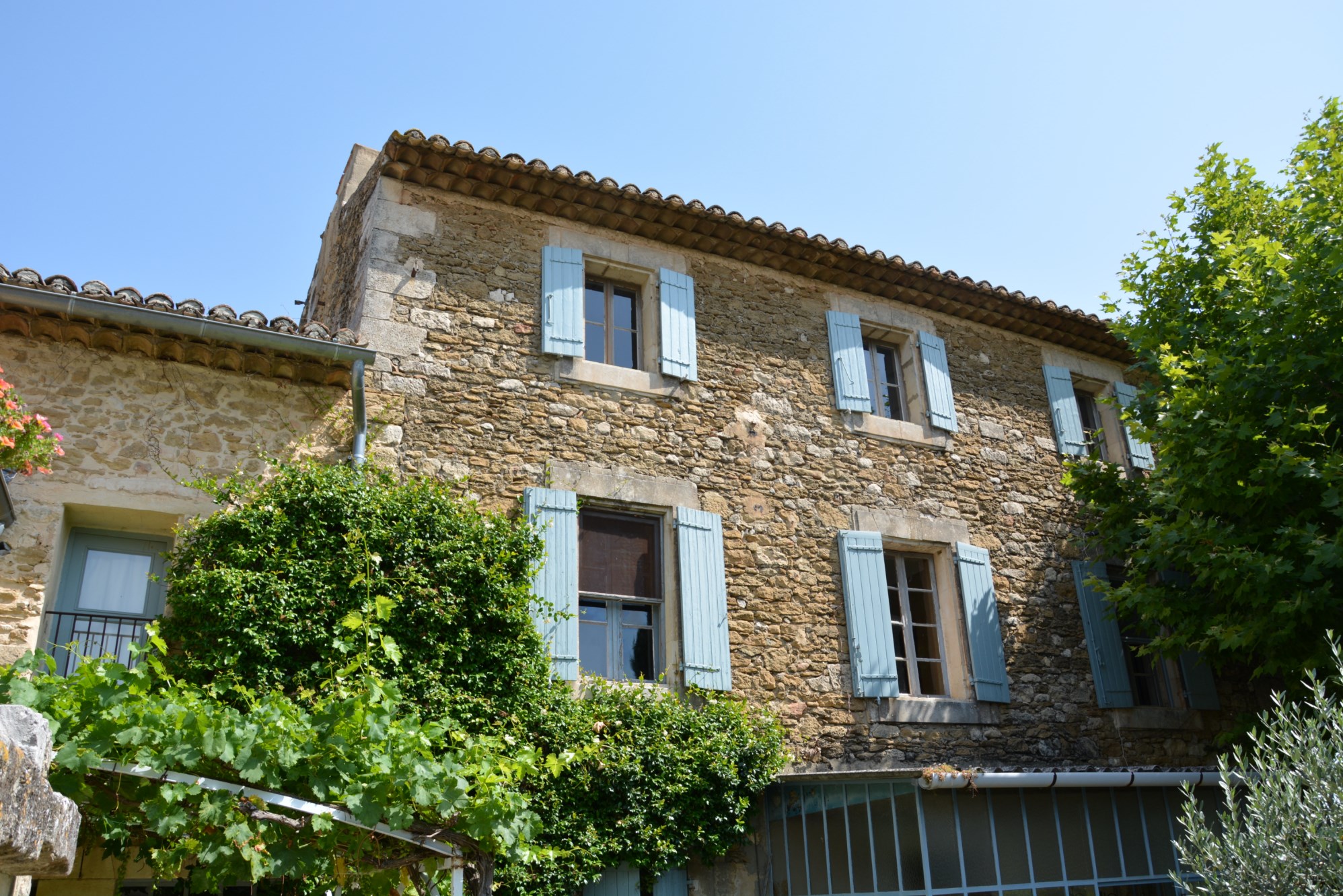 Luberon - Grand mas avec plusieurs dépendances.   