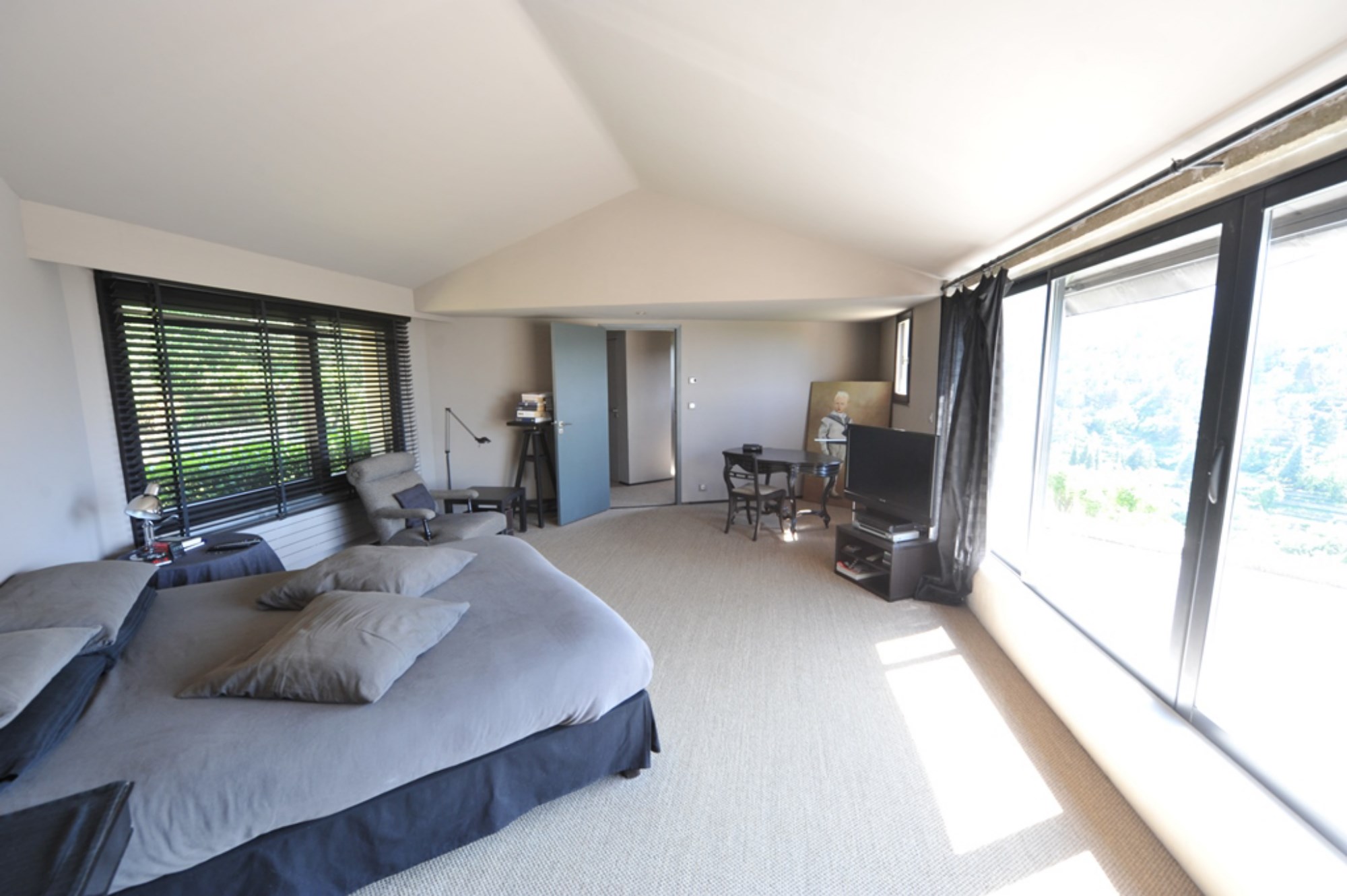 En vente, en Luberon,  maison contemporaine avec terrasses, piscine et vues panoramiques  