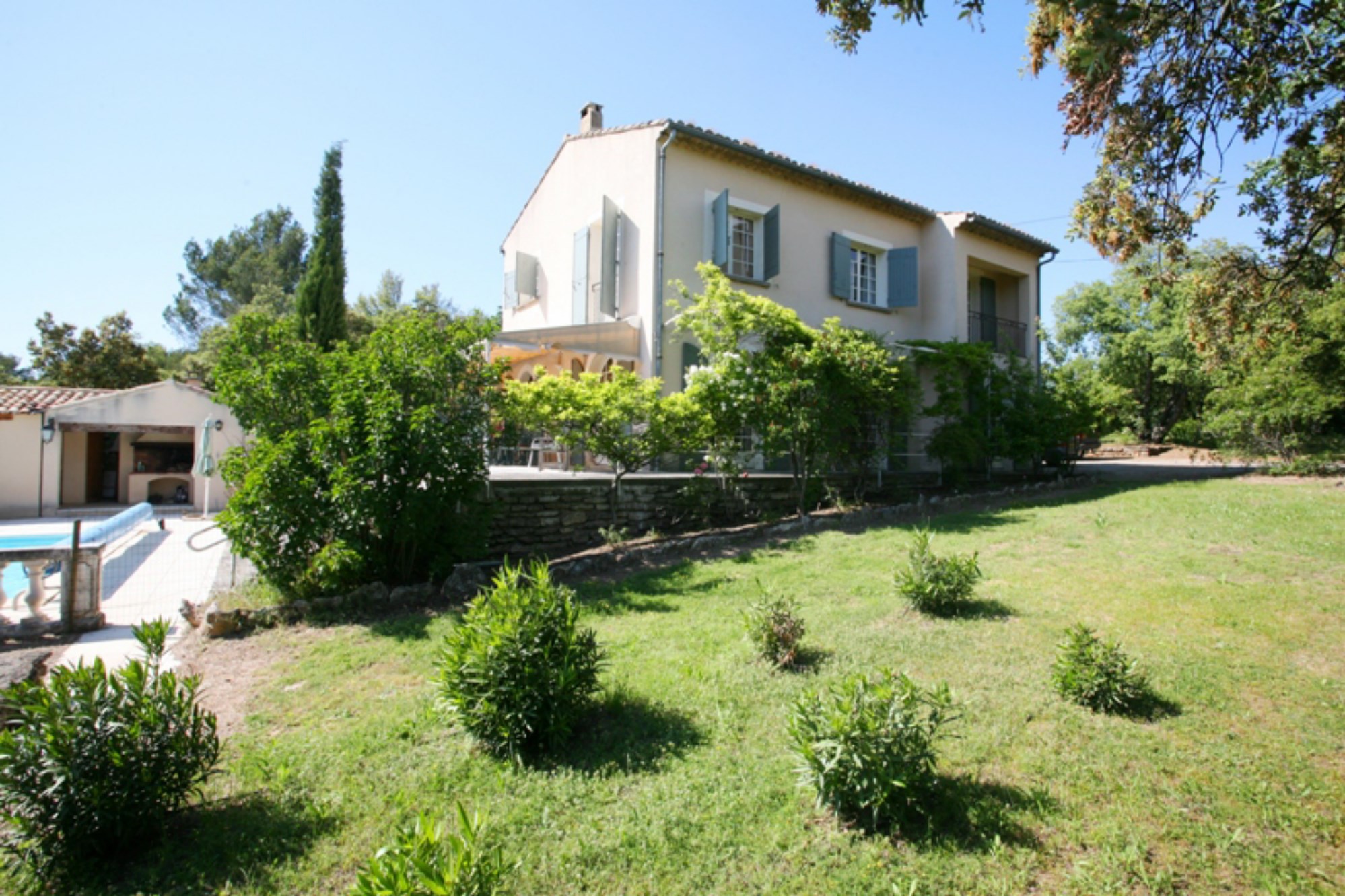 Maison provençale avec piscine et terrasse avec vue panoramique à vendre en Luberon   