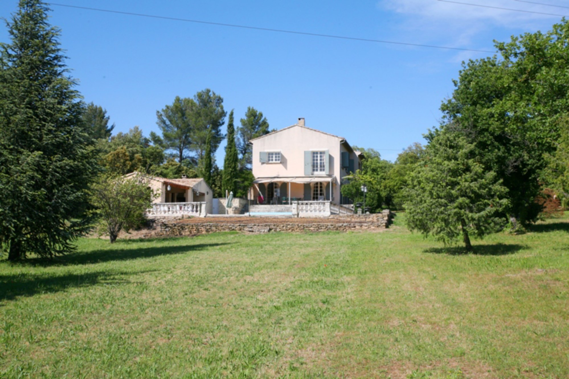 Maison provençale avec piscine et terrasse avec vue panoramique à vendre en Luberon   