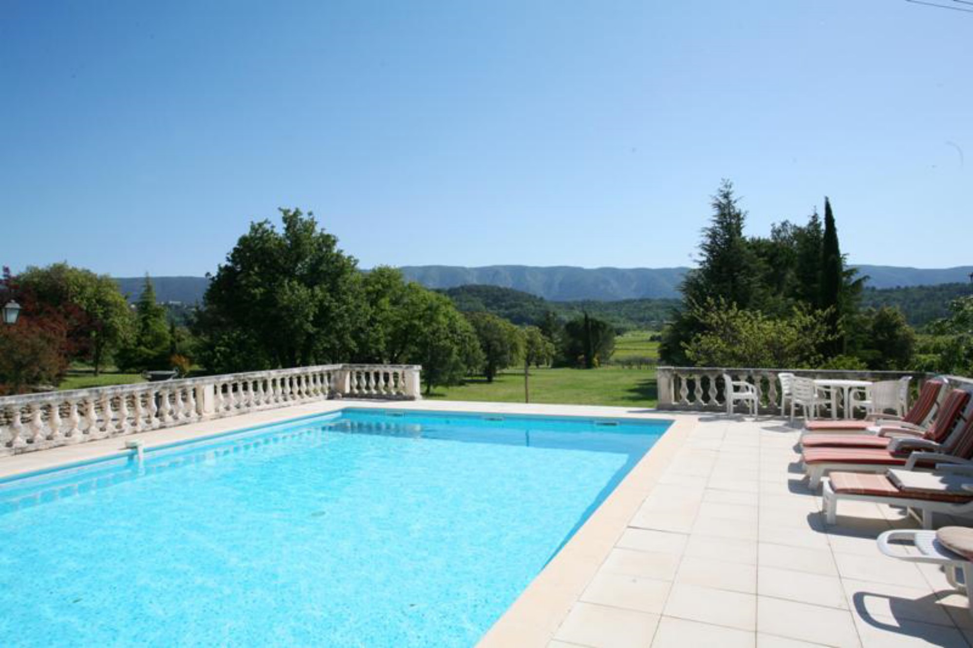 Maison provençale avec piscine et terrasse avec vue panoramique à vendre en Luberon   