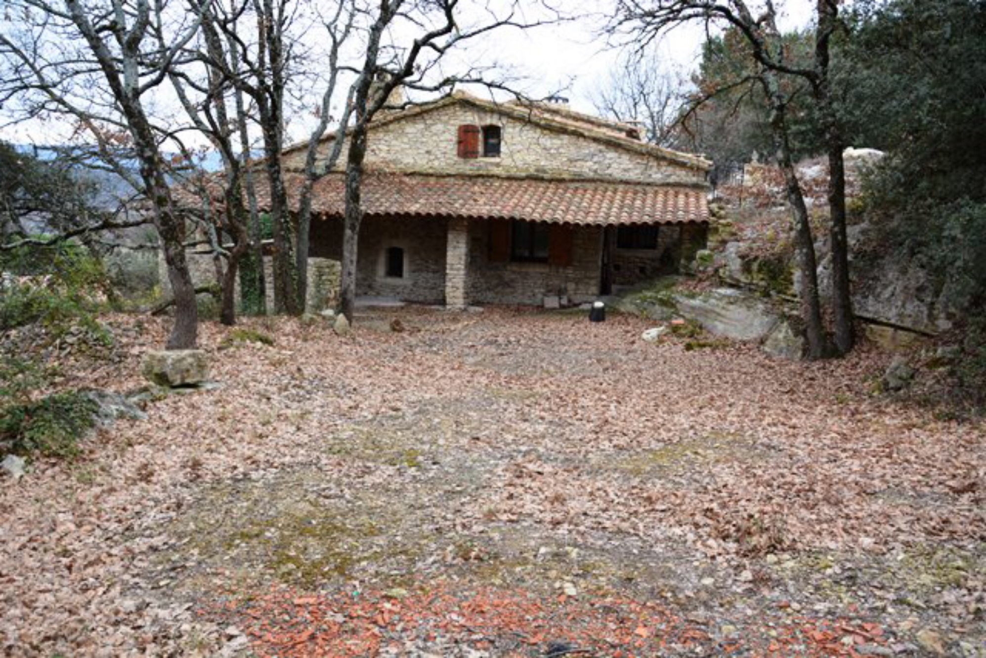 A Gordes, en vente,  maison d'architecte avec terrasses et jardin  