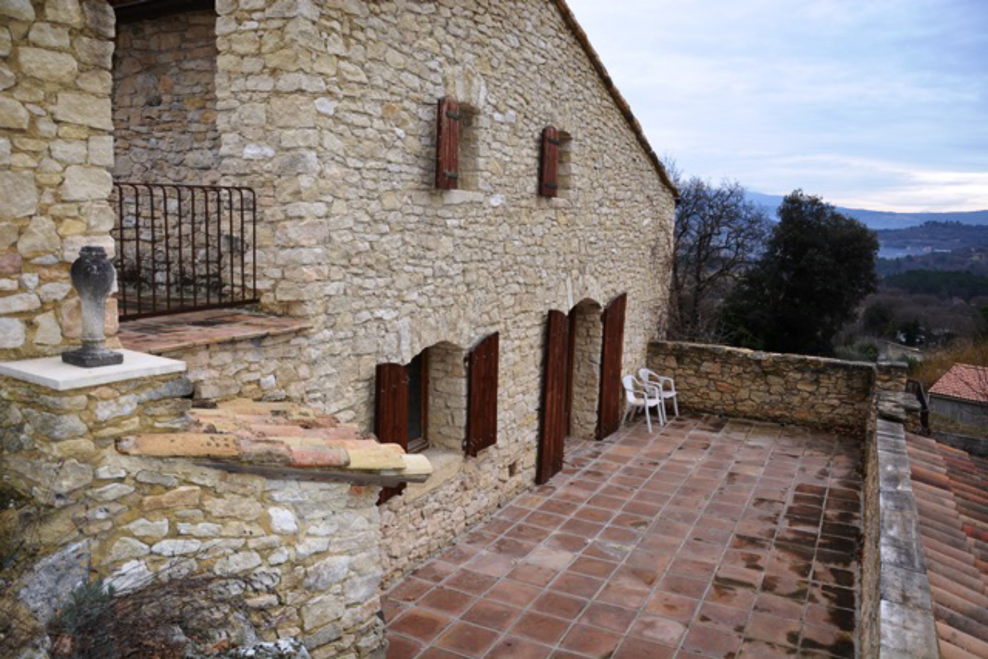 A Gordes, en vente,  maison d'architecte avec terrasses et jardin  