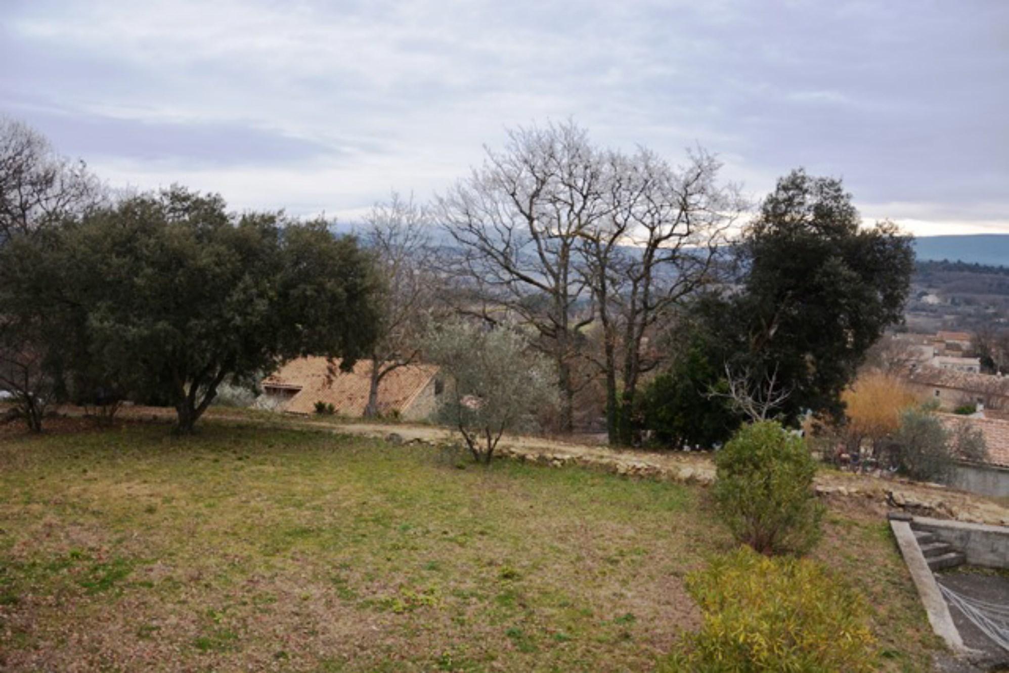 A Gordes, en vente,  maison d'architecte avec terrasses et jardin  