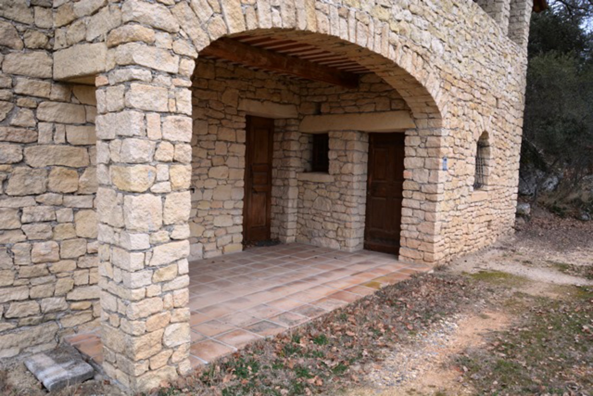 A Gordes, en vente,  maison d'architecte avec terrasses et jardin  