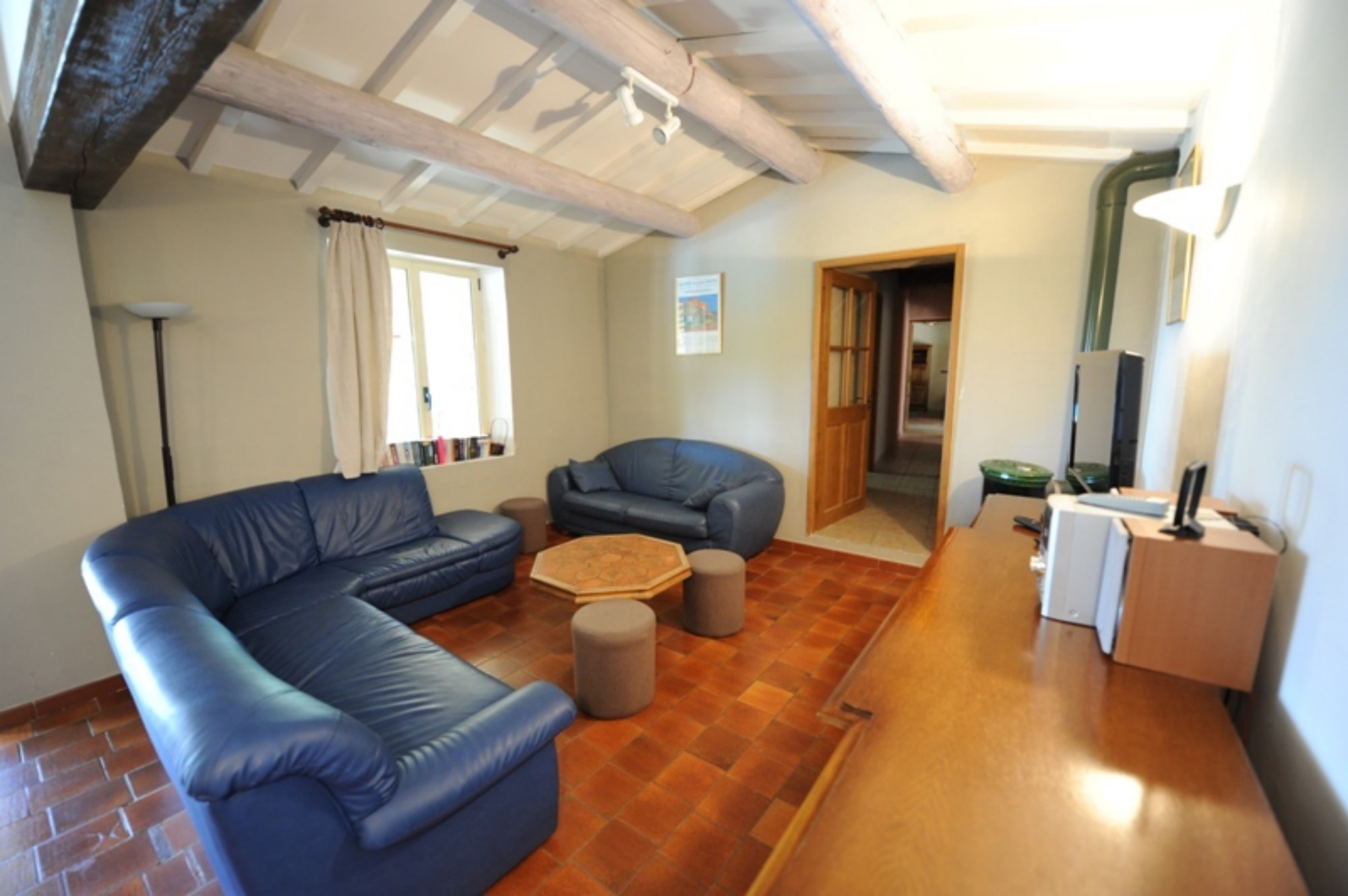 maison en pierres en position dominante avec piscine    