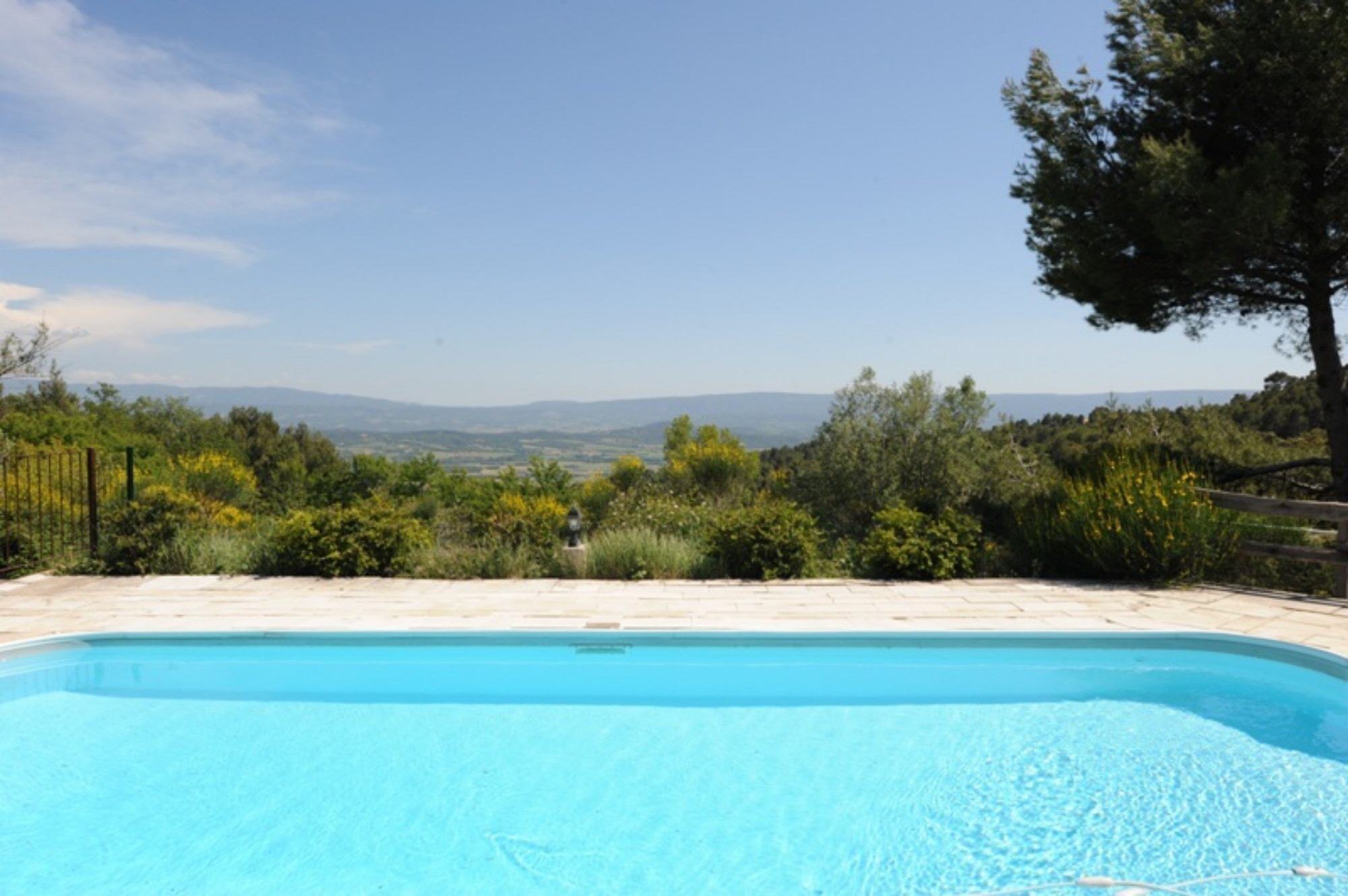 maison en pierres en position dominante avec piscine    