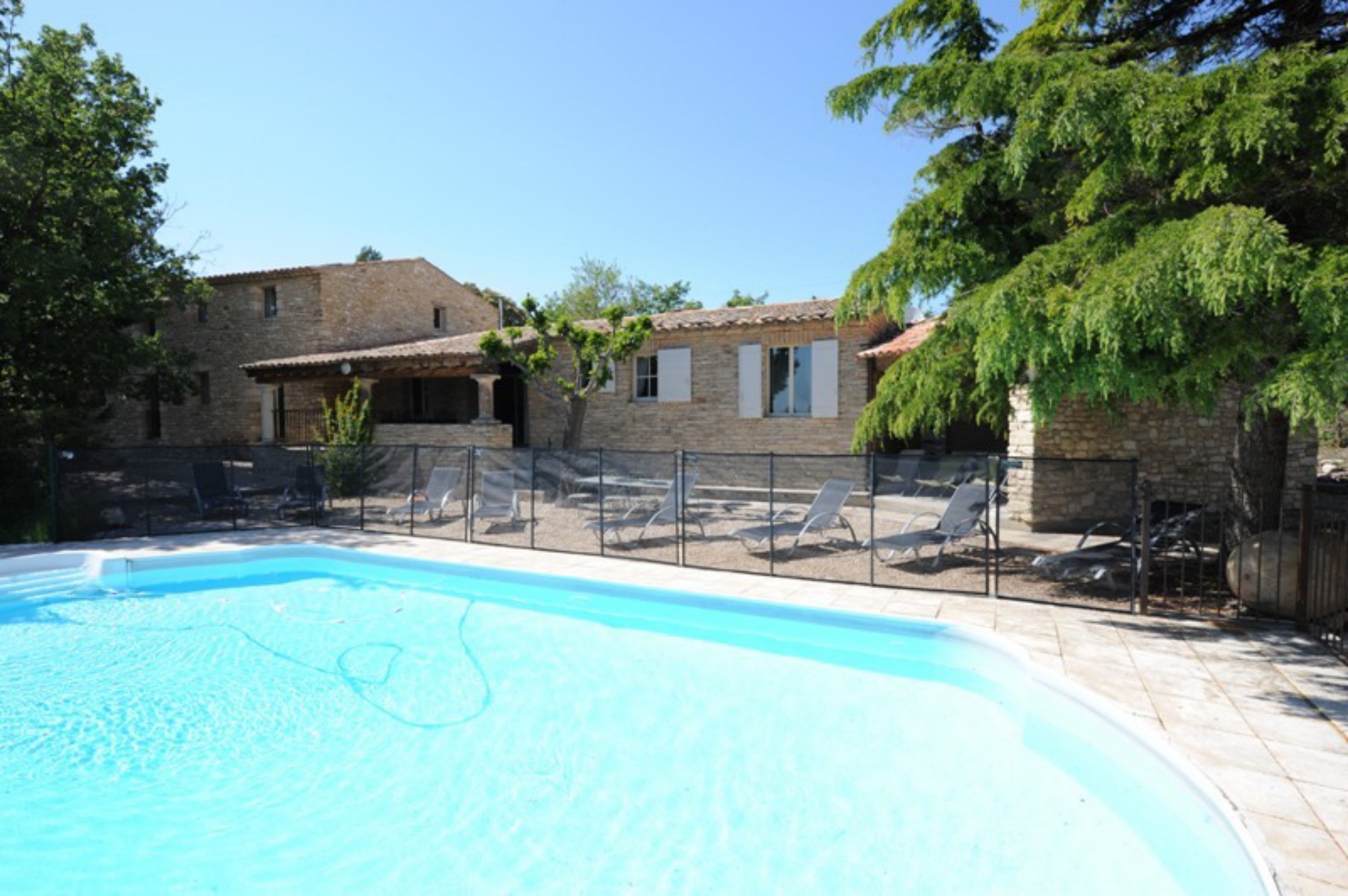 maison en pierres en position dominante avec piscine    