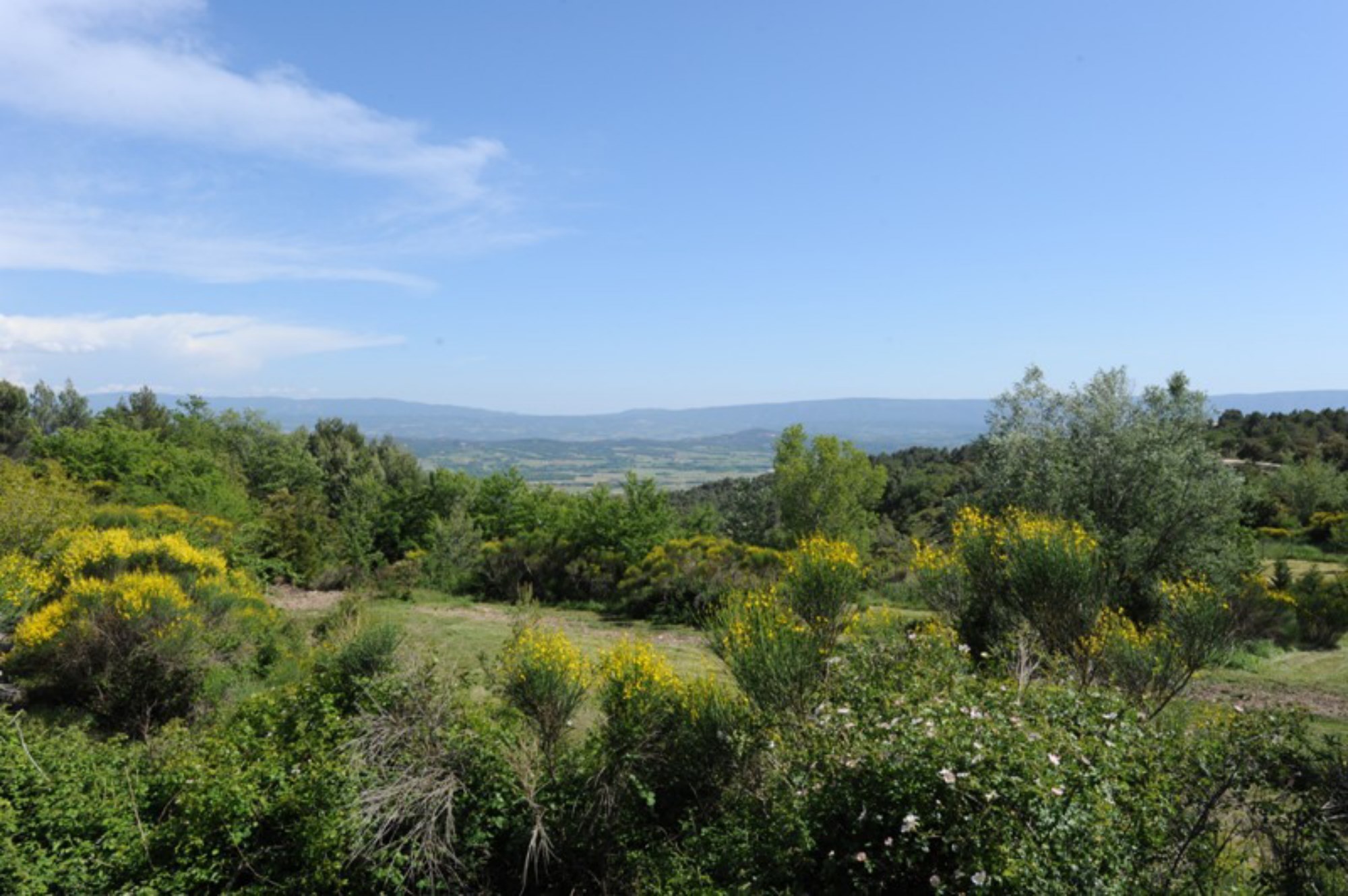 maison en pierres en position dominante avec piscine    