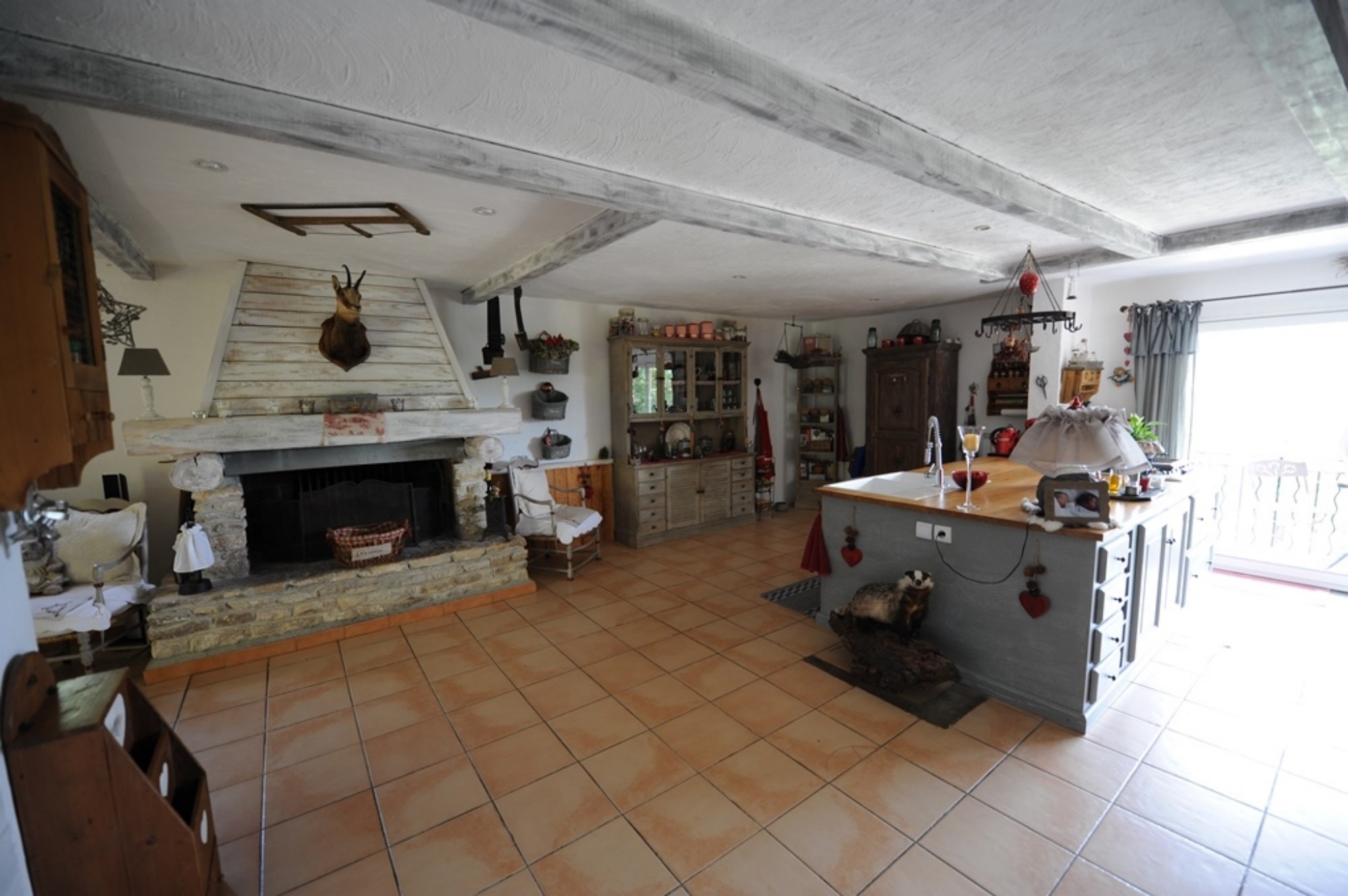 En vente en Luberon, maison traditionnelle avec vue sur la campagne environnante   