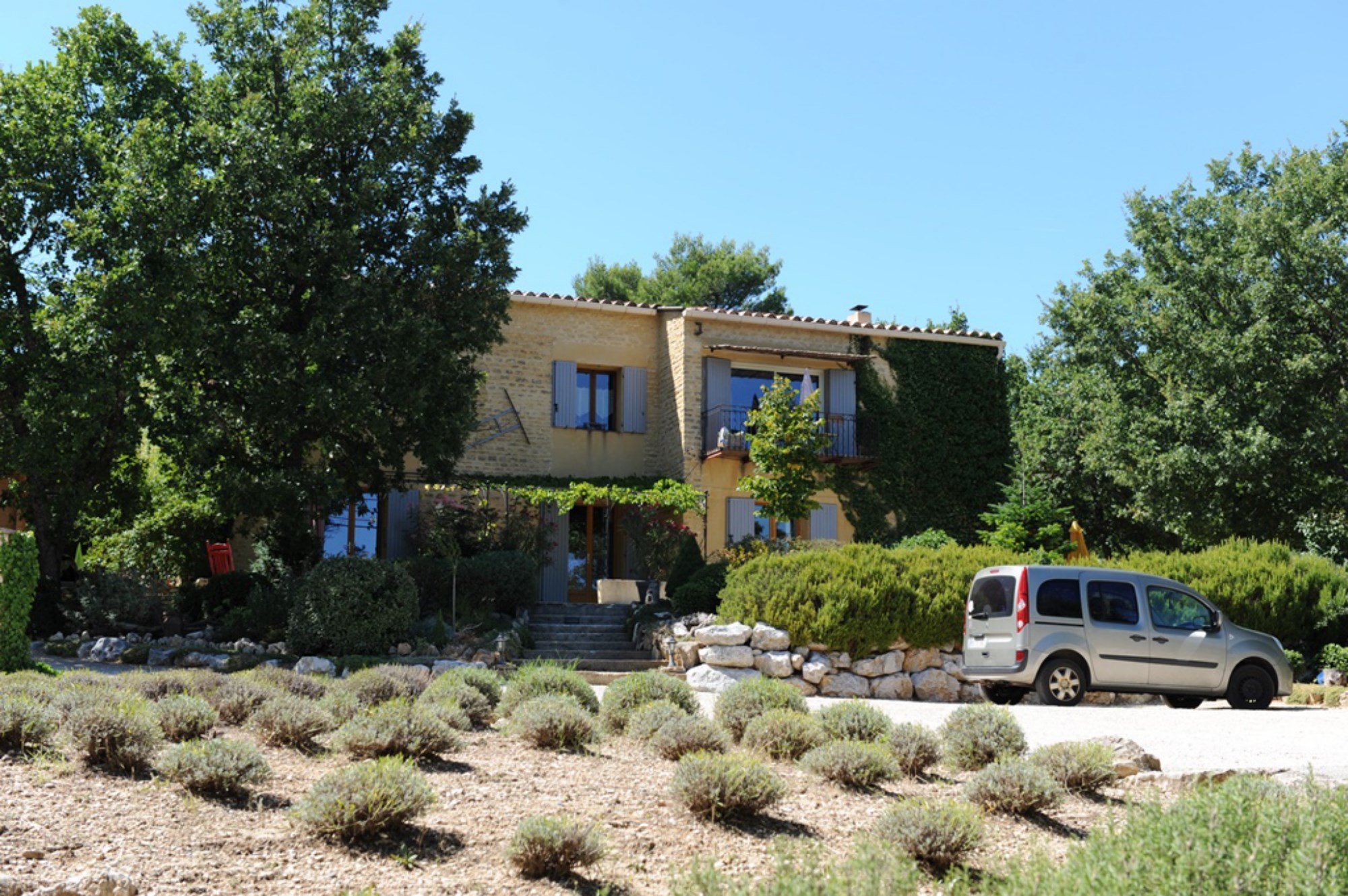 Maison traditionnelle avec vue sur la campagne environnante à vendre en Luberon