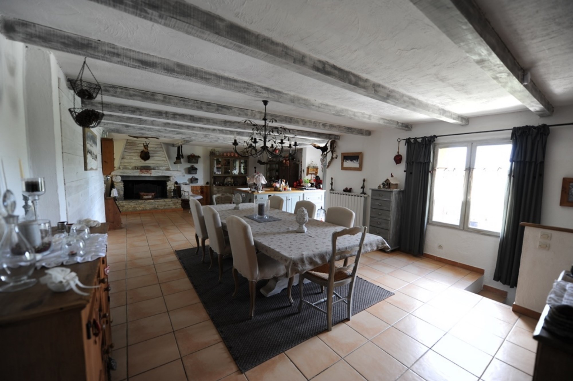 En vente en Luberon, maison traditionnelle avec vue sur la campagne environnante   