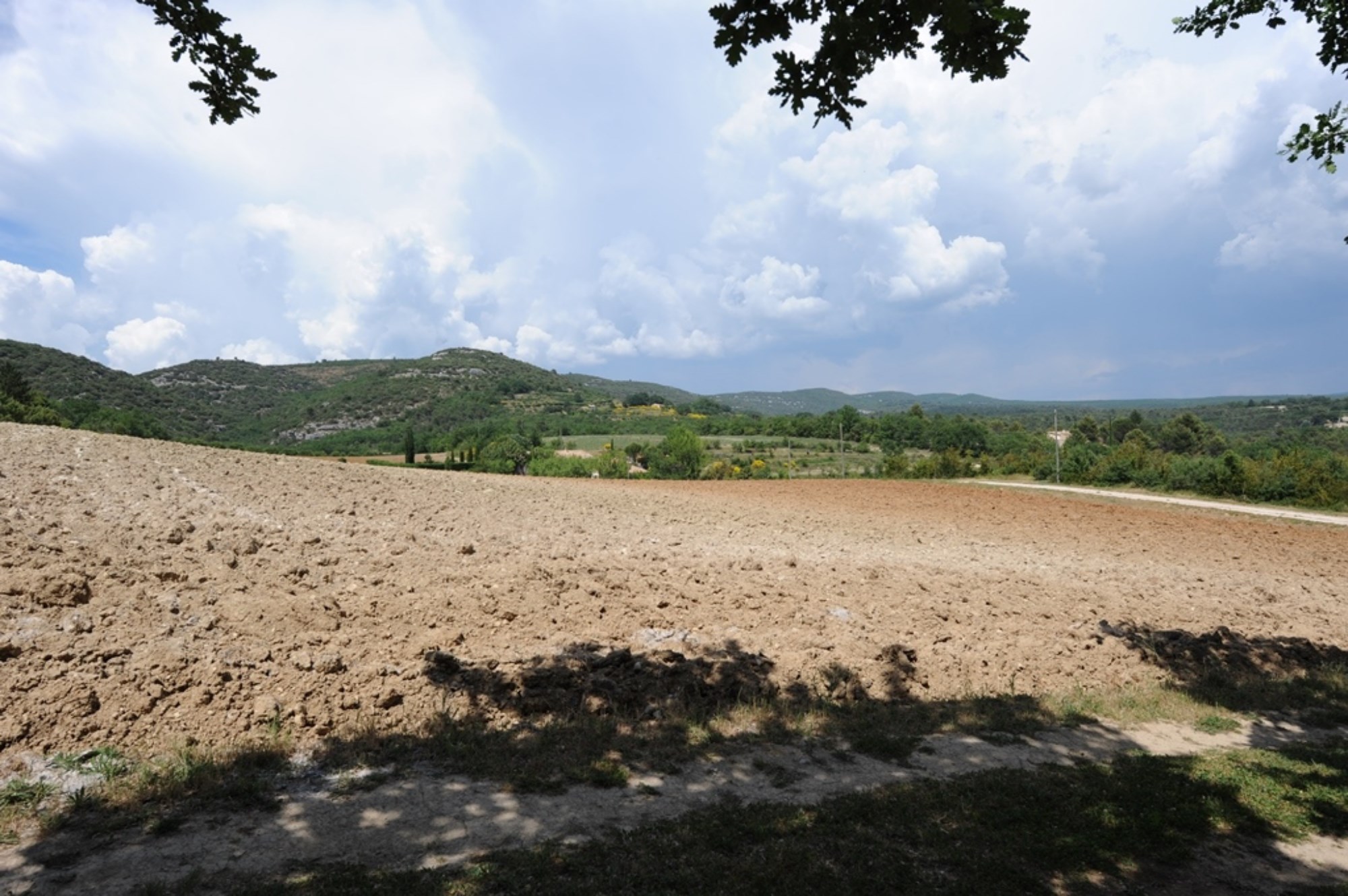 En vente en Luberon, maison traditionnelle avec vue sur la campagne environnante   