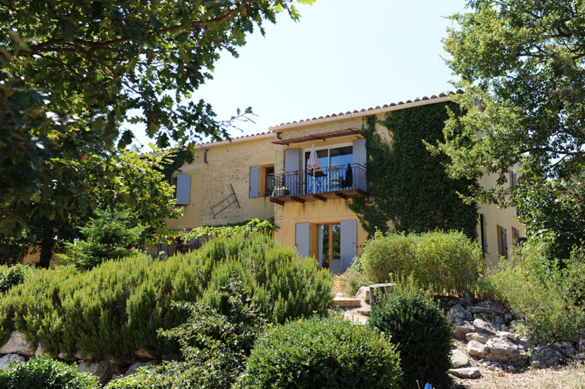 En vente en Luberon, maison traditionnelle avec vue sur la campagne environnante   