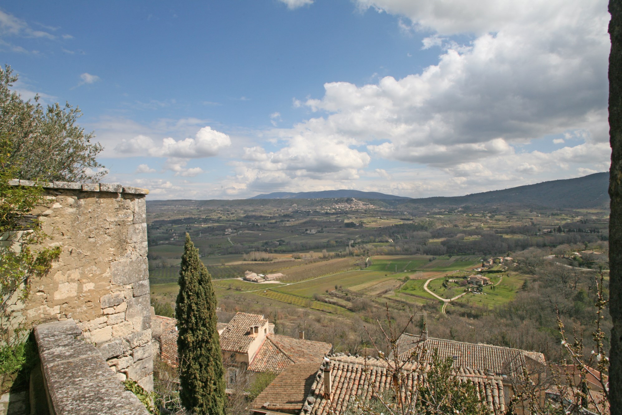 Au coeur de l'un des célèbres villages perchés du Luberon, à vendre, domaine comprenant deux maisons avec  vues exceptionnelles  