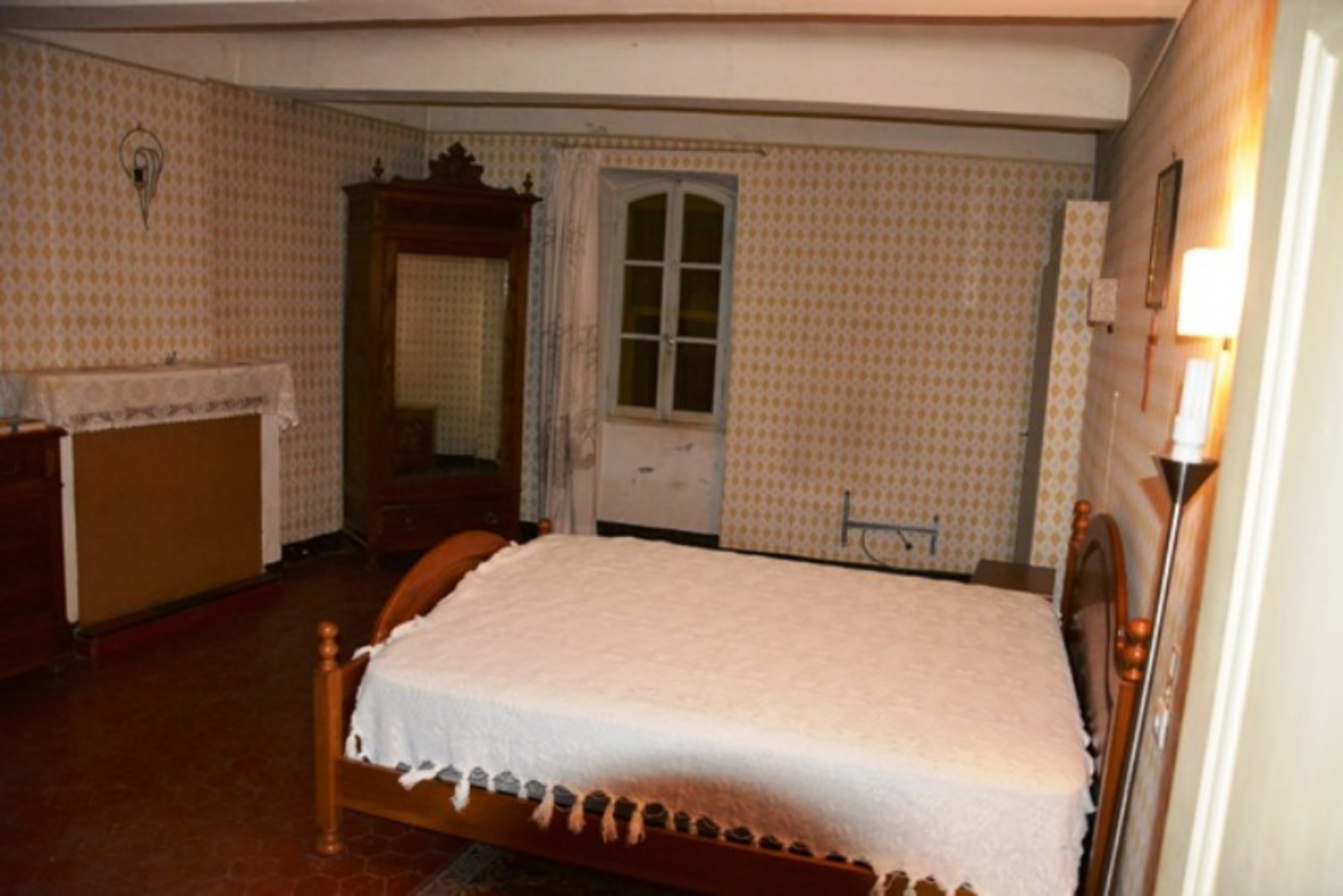 En Luberon, maison de village à rénover,  avec espace commercial et cour 