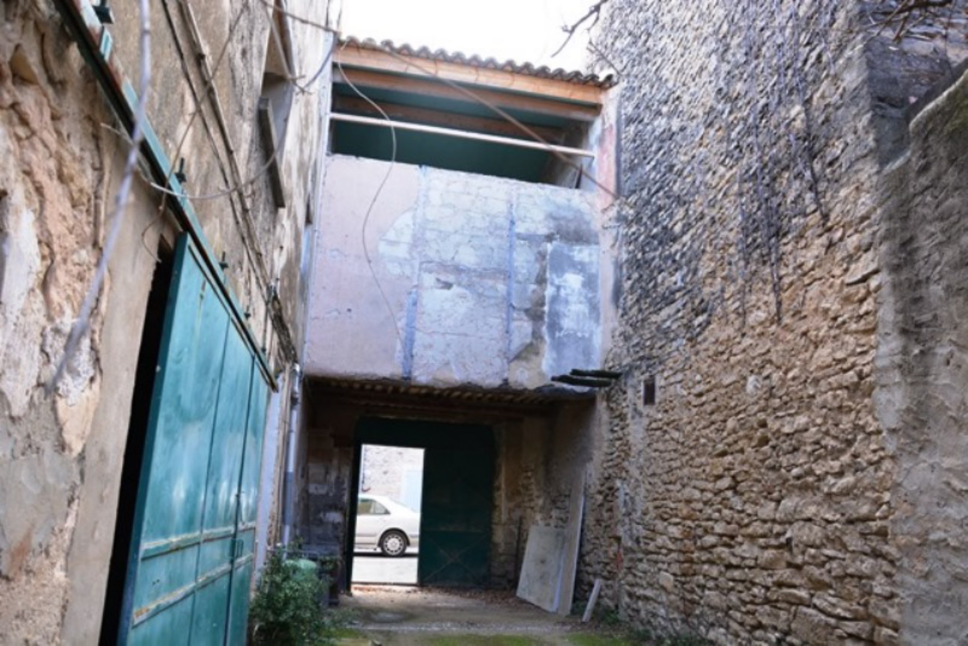 En Luberon, maison de village à rénover,  avec espace commercial et cour 