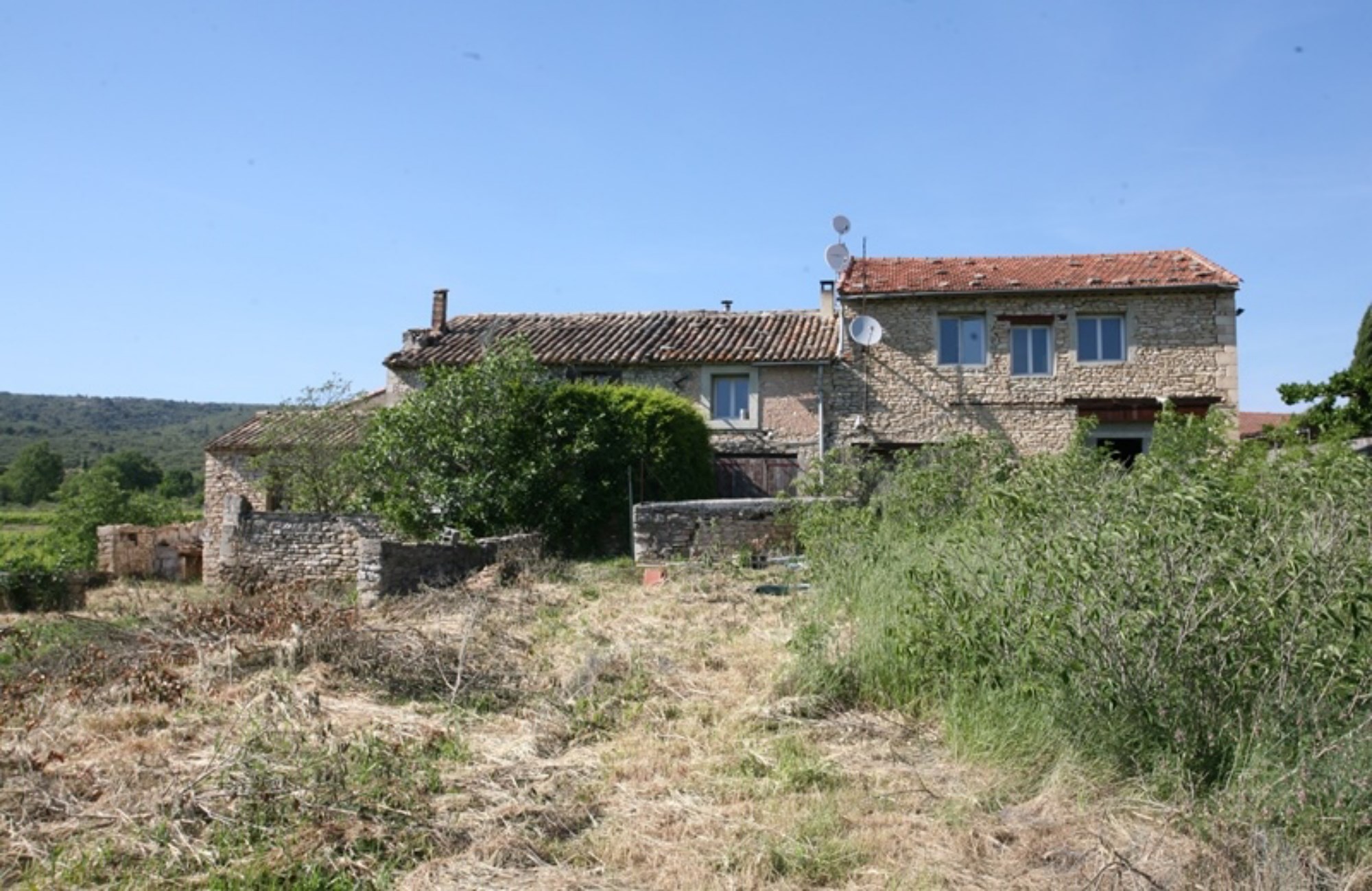A Gordes, en vente,  mas ancien avec dépendances à rénover,  beau potentiel 