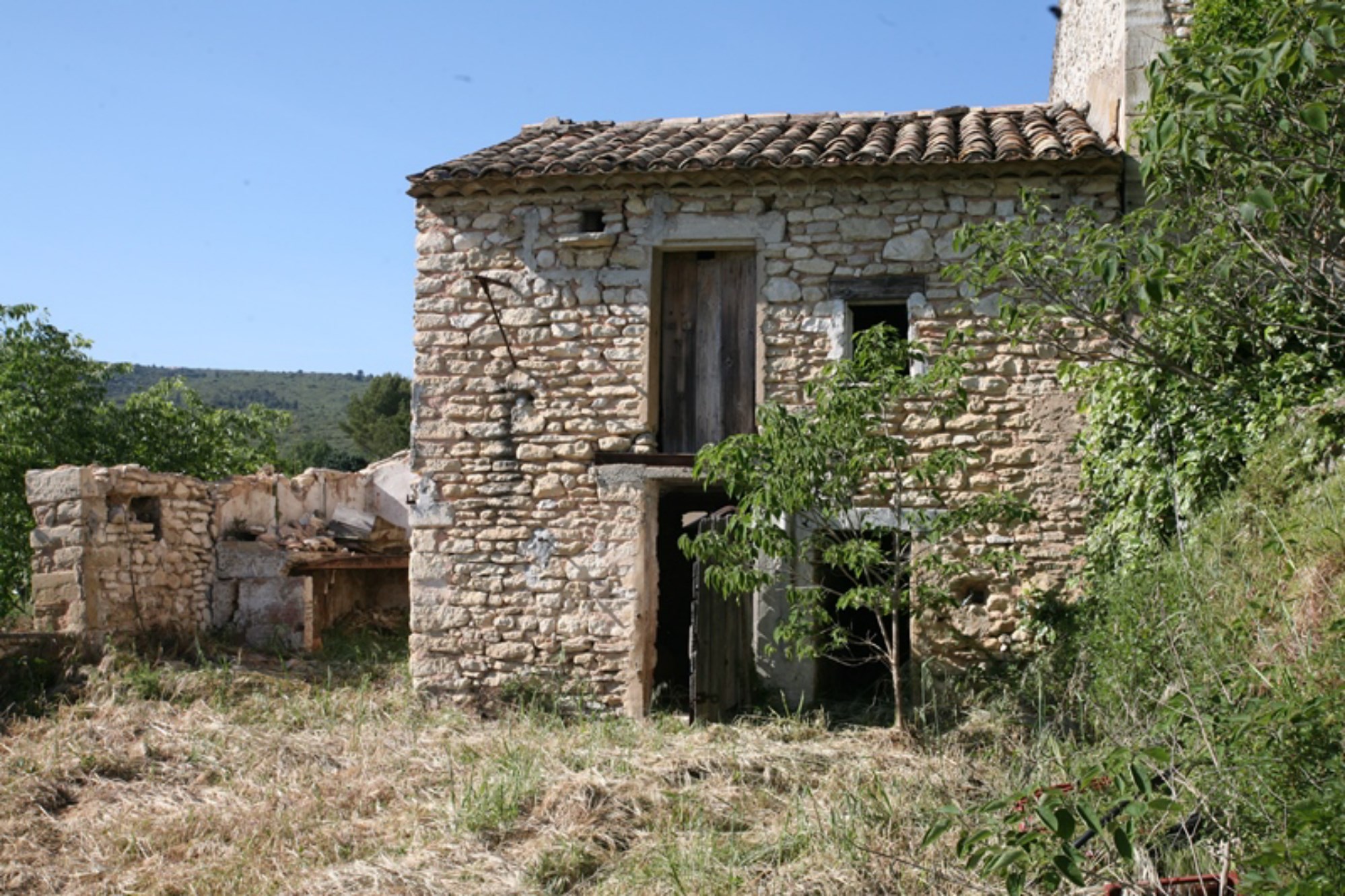 A Gordes, en vente,  mas ancien avec dépendances à rénover,  beau potentiel 