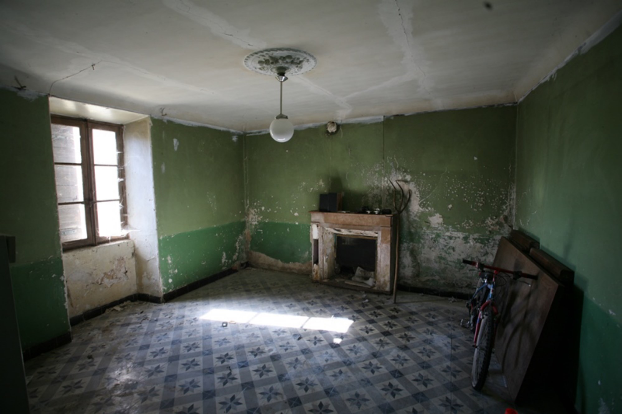 A Gordes, en vente,  mas ancien avec dépendances à rénover,  beau potentiel 