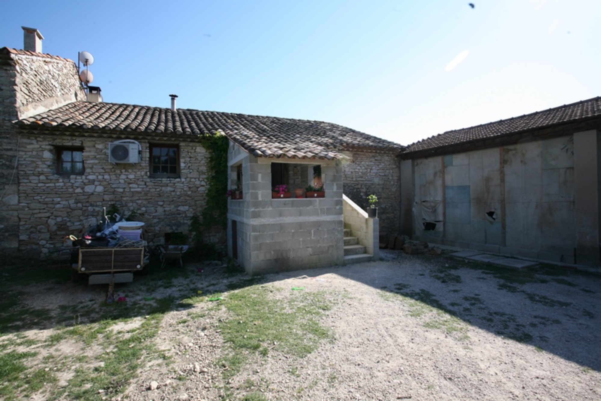 A Gordes, en vente,  mas ancien avec dépendances à rénover,  beau potentiel 