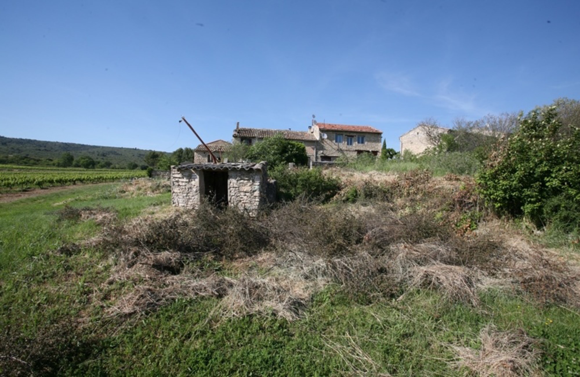 A Gordes, en vente,  mas ancien avec dépendances à rénover,  beau potentiel 