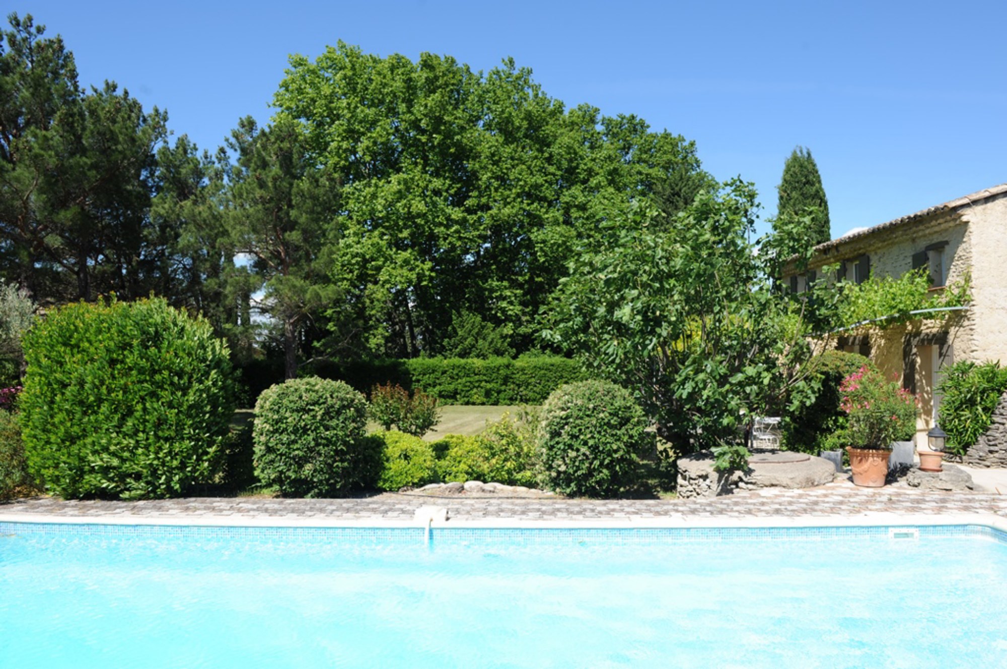Charmant mazet en pierres à vendre en Provence par ROSIER