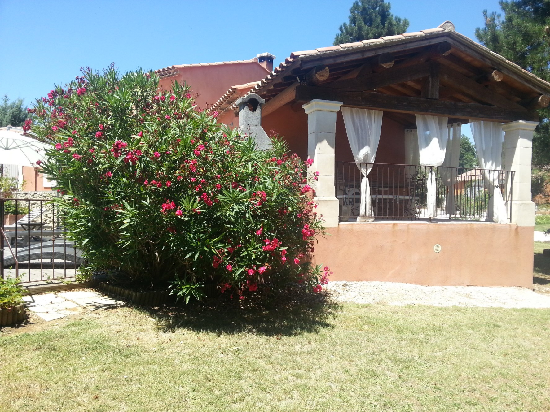 Luberon, proche village,  villa traditionnelle avec véranda, jardin et piscine  