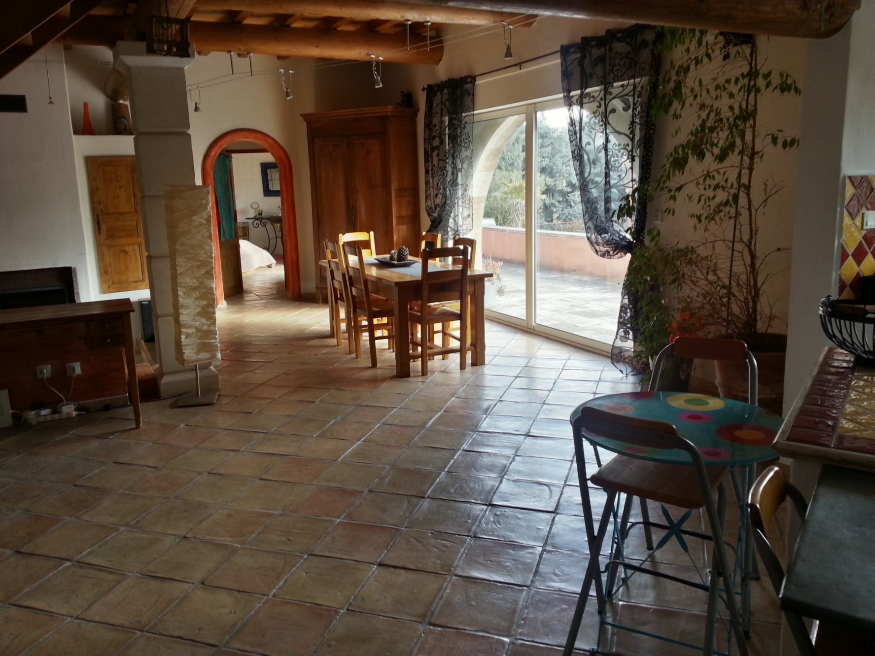 Luberon, proche village,  villa traditionnelle avec véranda, jardin et piscine  