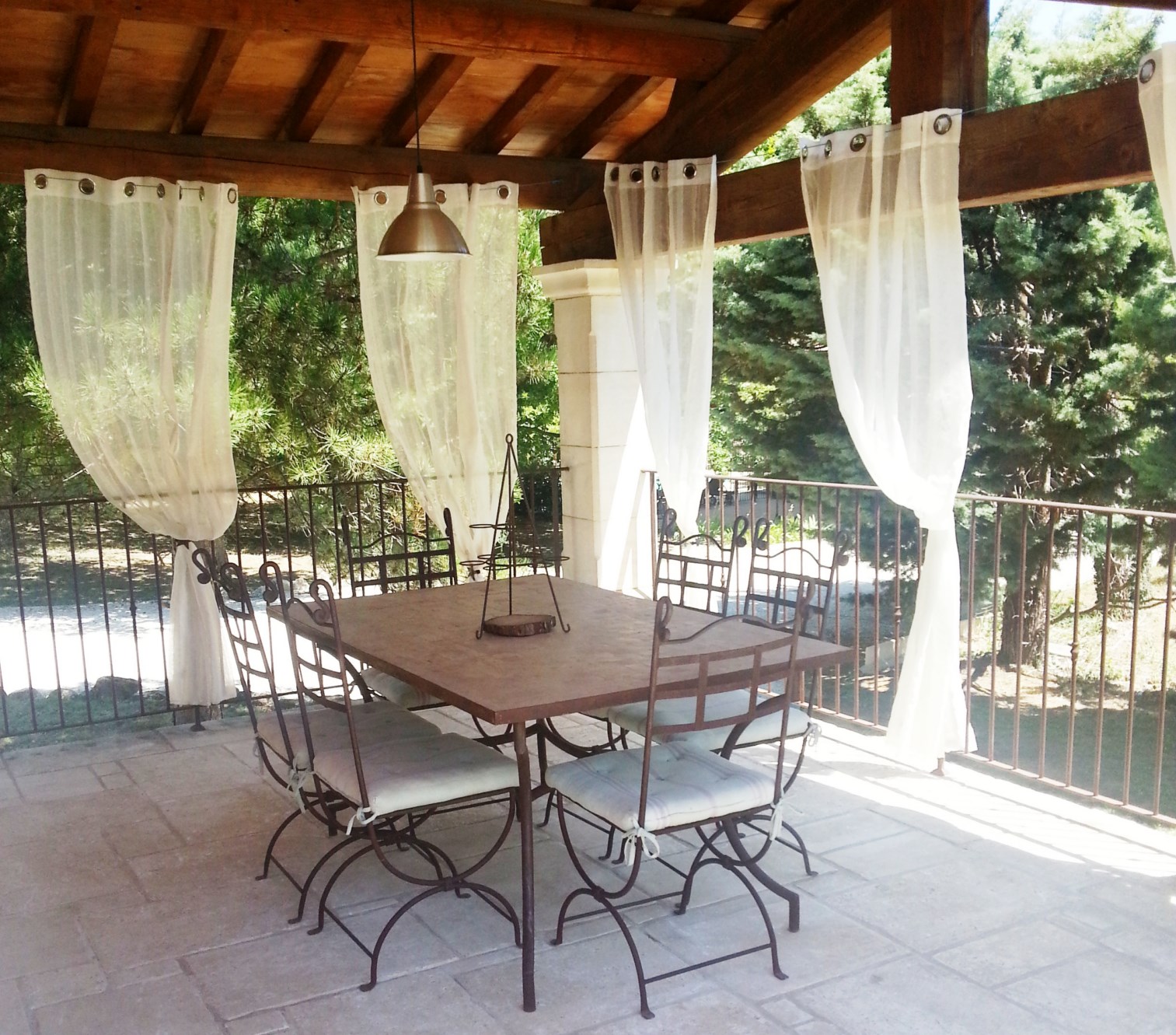 Luberon, proche village,  villa traditionnelle avec véranda, jardin et piscine  