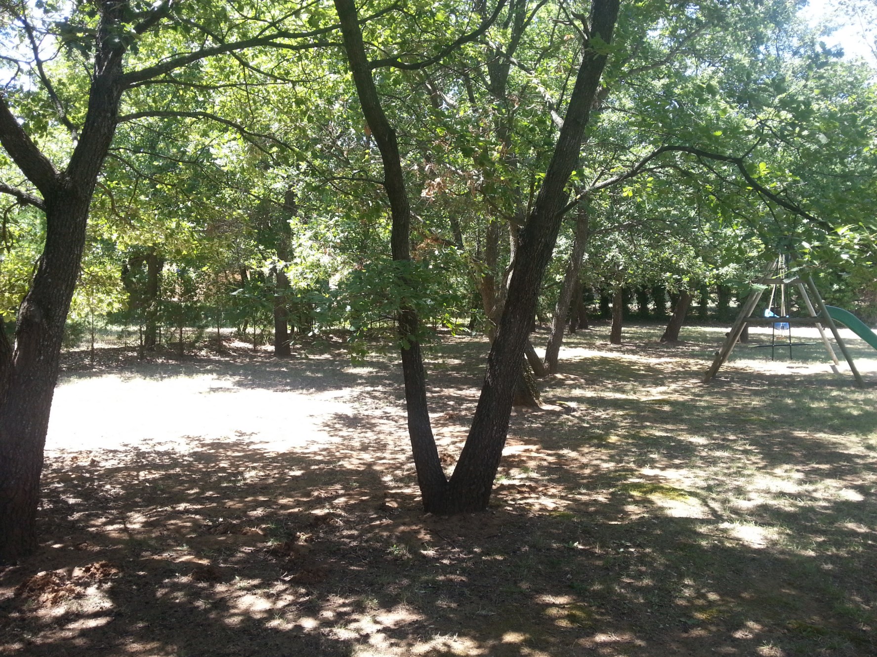Luberon, proche village,  villa traditionnelle avec véranda, jardin et piscine  