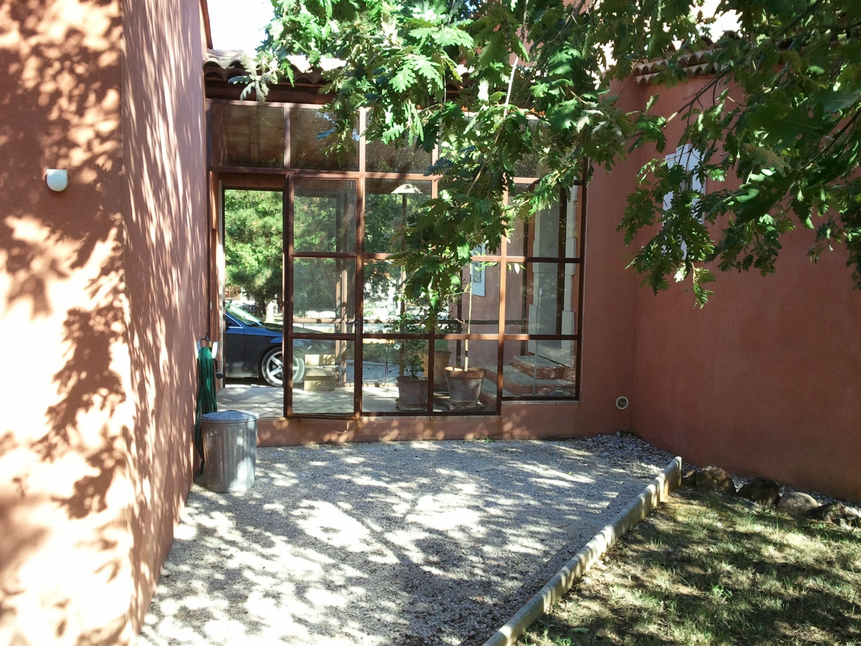 Luberon, proche village,  villa traditionnelle avec véranda, jardin et piscine  