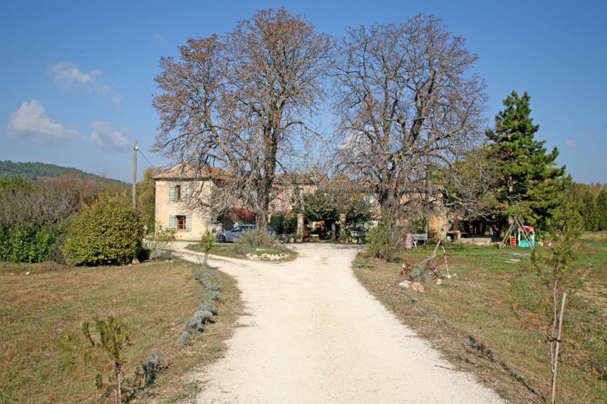 En Luberon, à vendre, mas provençal à restaurer sur terrain de 7 hectares - BIEN VENDU -
