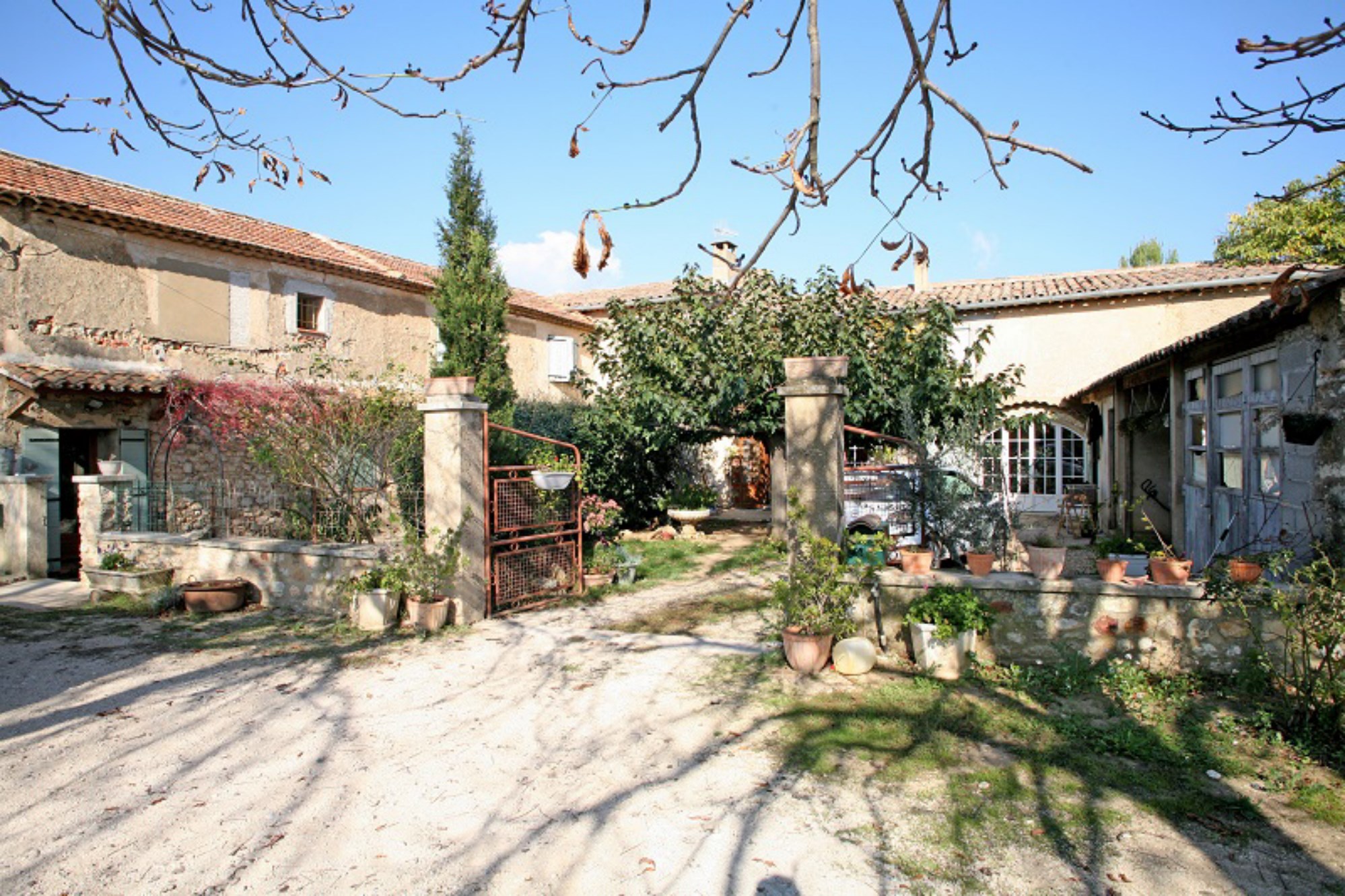 En Luberon, à vendre, mas provençal à restaurer sur terrain de 7 hectares - BIEN VENDU -