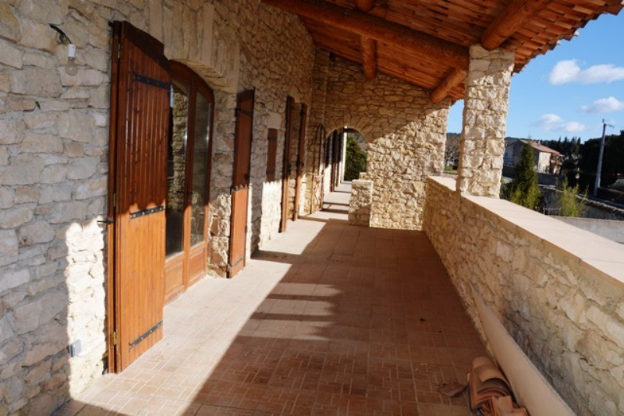 Luberon, à vendre, maison comprenant 2 appartements et 2 locaux commerciaux 