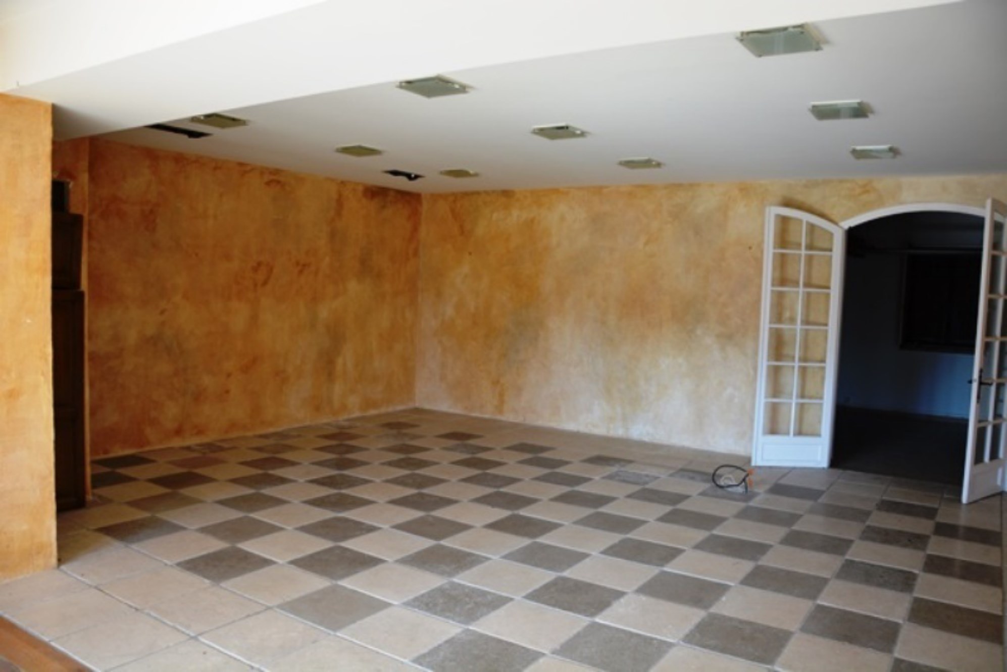 Luberon, à vendre, maison comprenant 2 appartements et 2 locaux commerciaux 