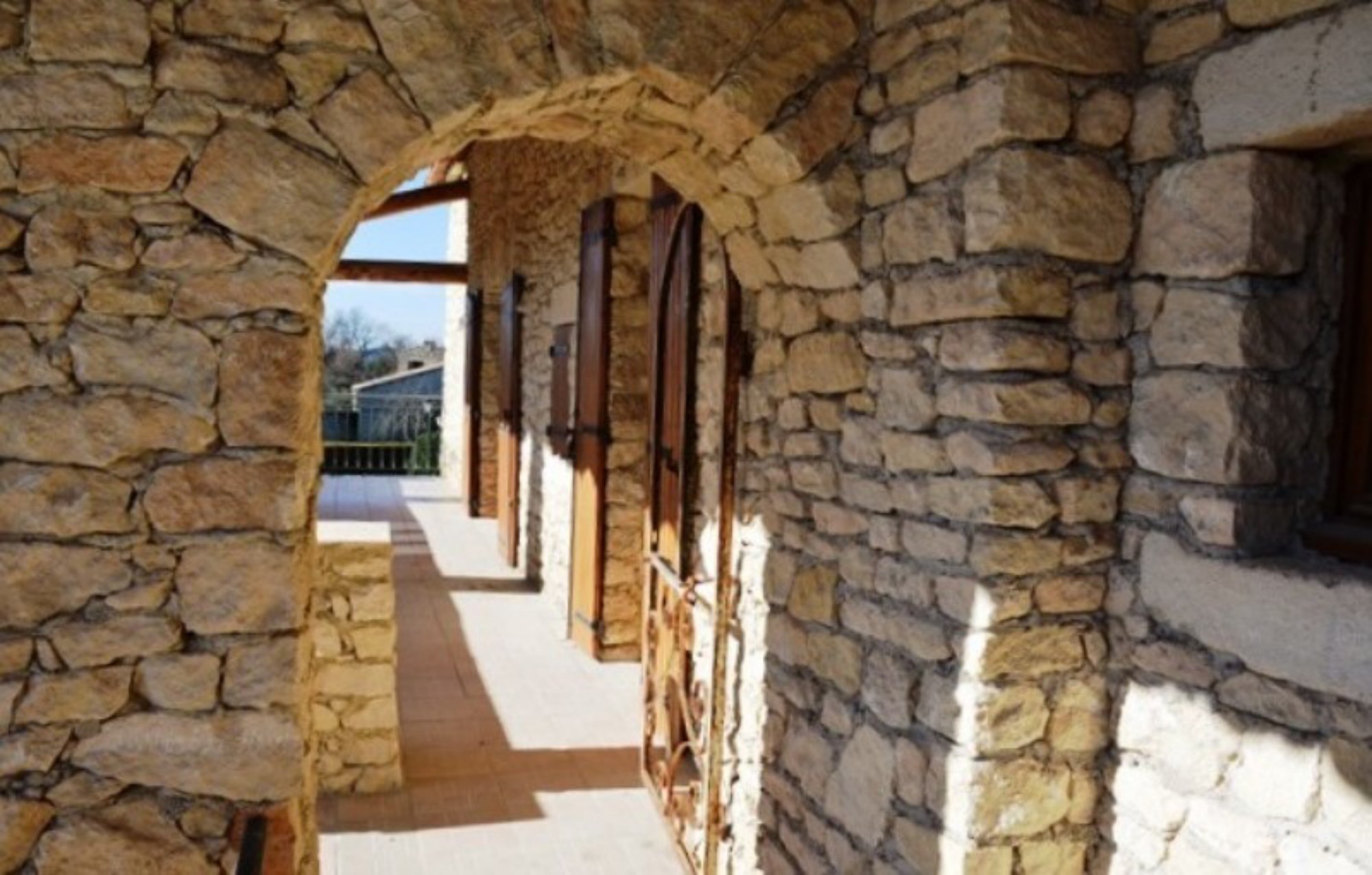 Luberon, à vendre, maison comprenant 2 appartements et 2 locaux commerciaux 