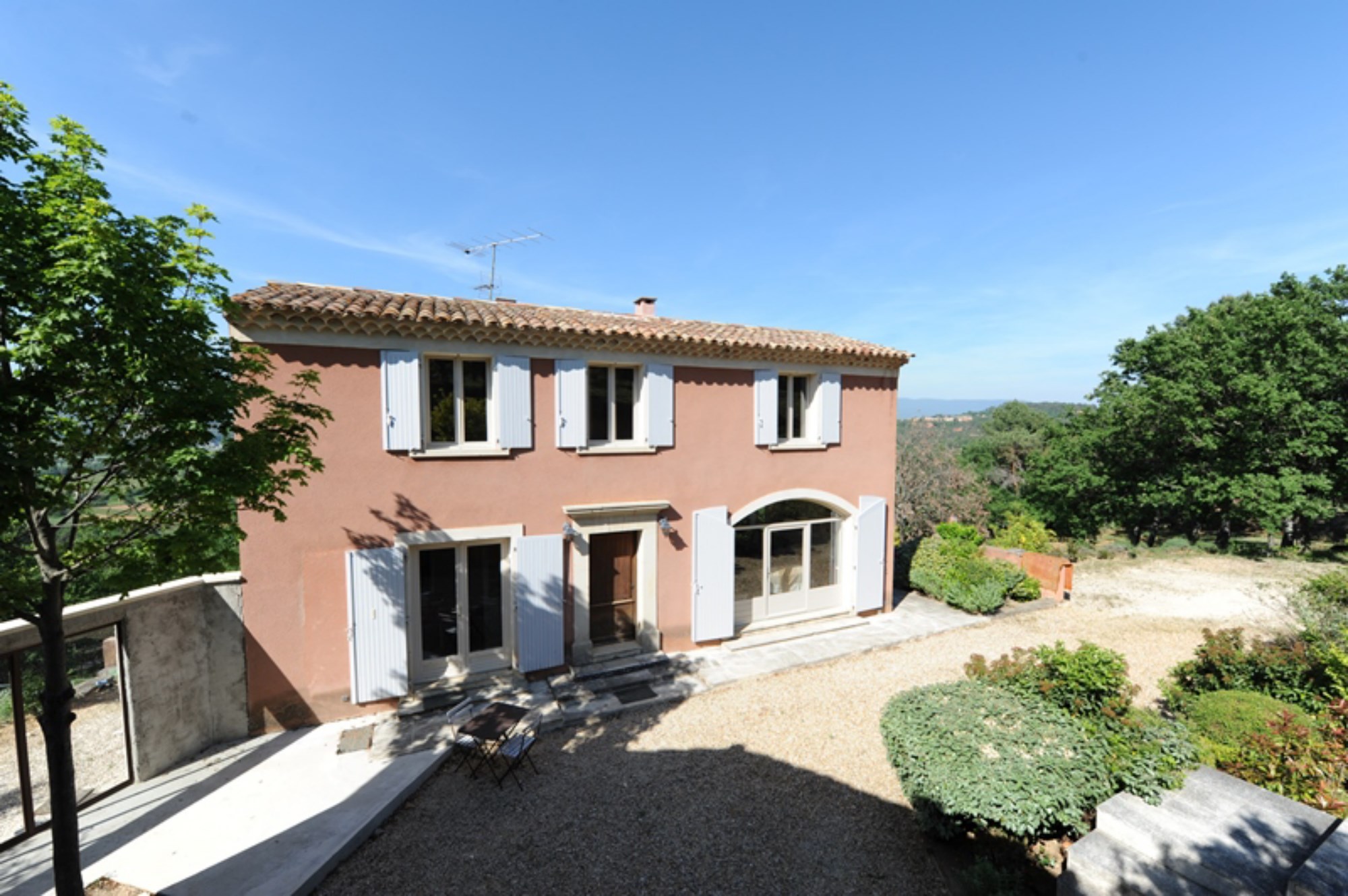 A vendre,  en Luberon, maison avec appartement,  maison d'amis, piscine et vue 