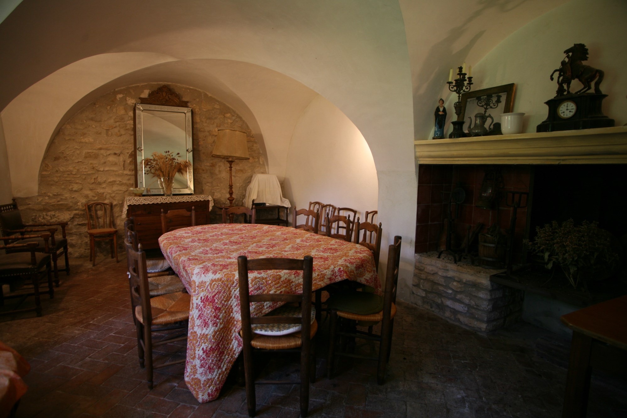 A vendre,  Luberon, belle bastide à réaménager sur plus de 4 hectares 