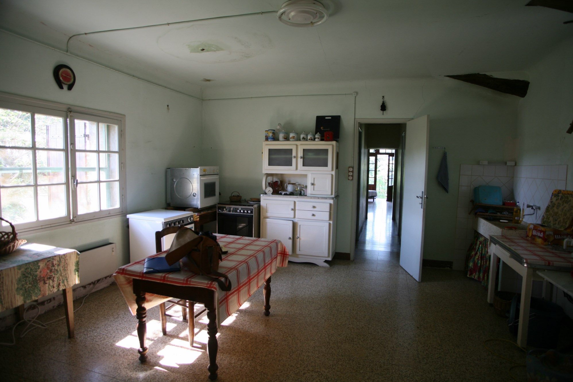 A vendre,  Luberon, belle bastide à réaménager sur plus de 4 hectares 