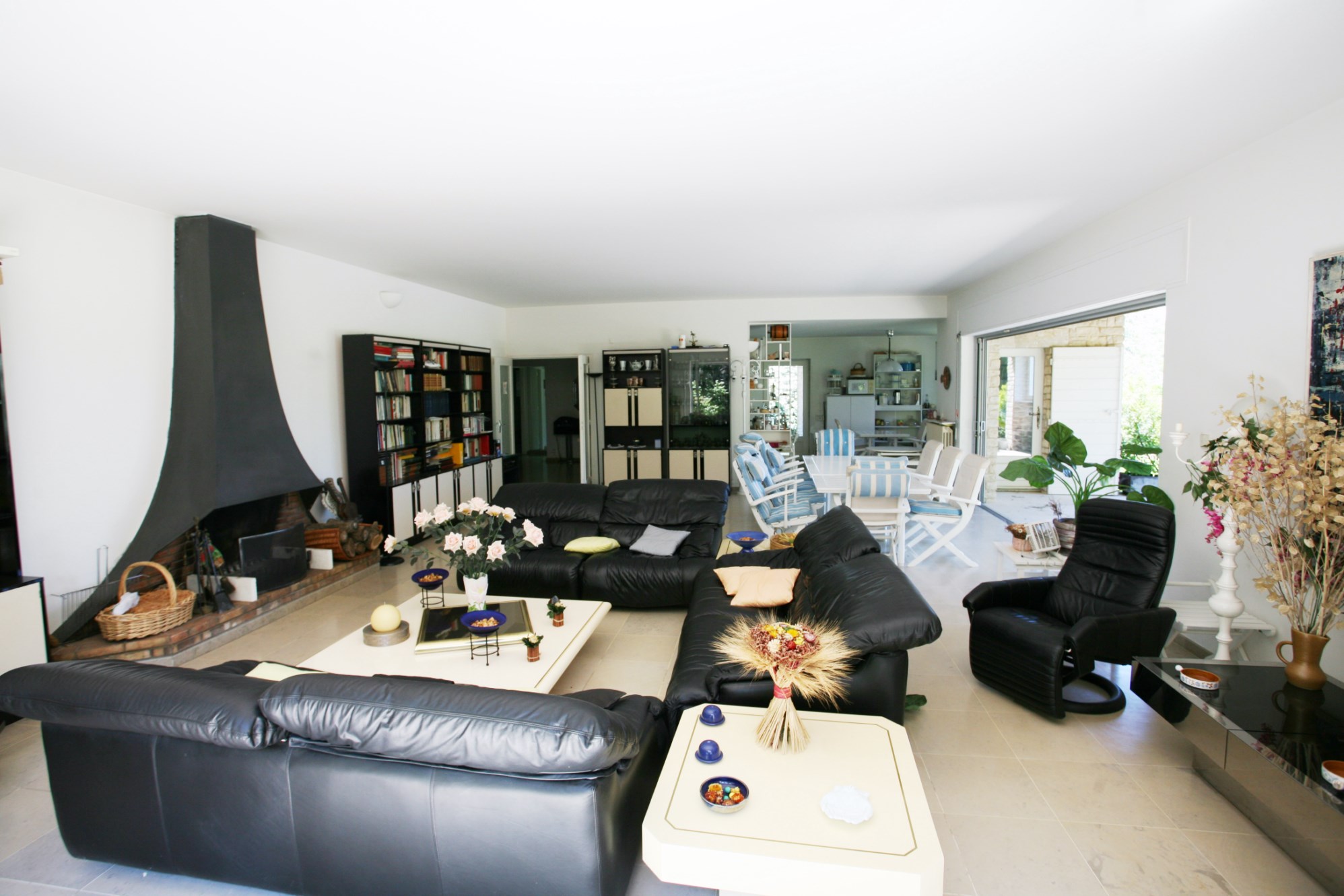 Luberon, à vendre, spacieuse maison en pierres avec piscine et un grand jardin 