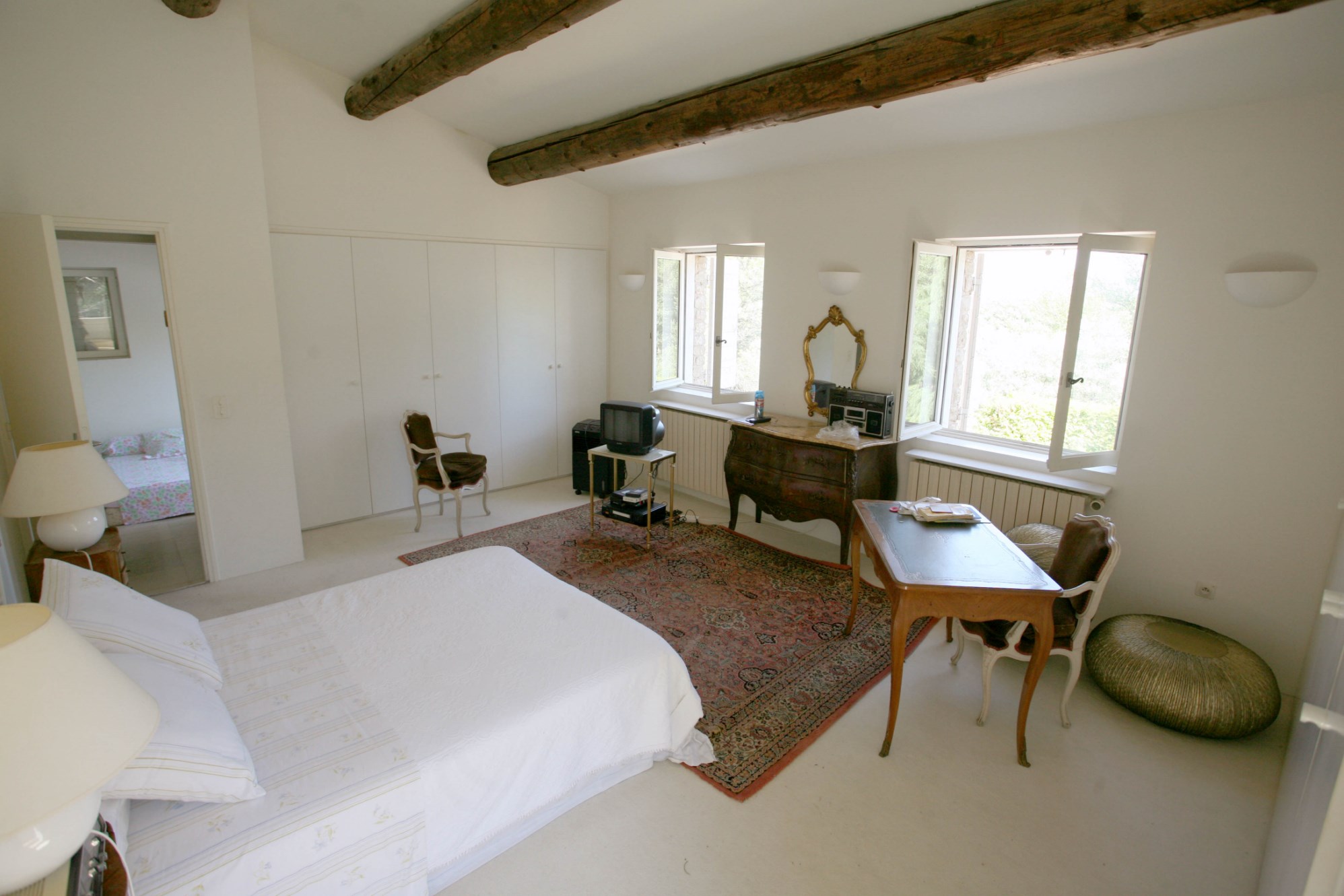 Luberon, à vendre, spacieuse maison en pierres avec piscine et un grand jardin 