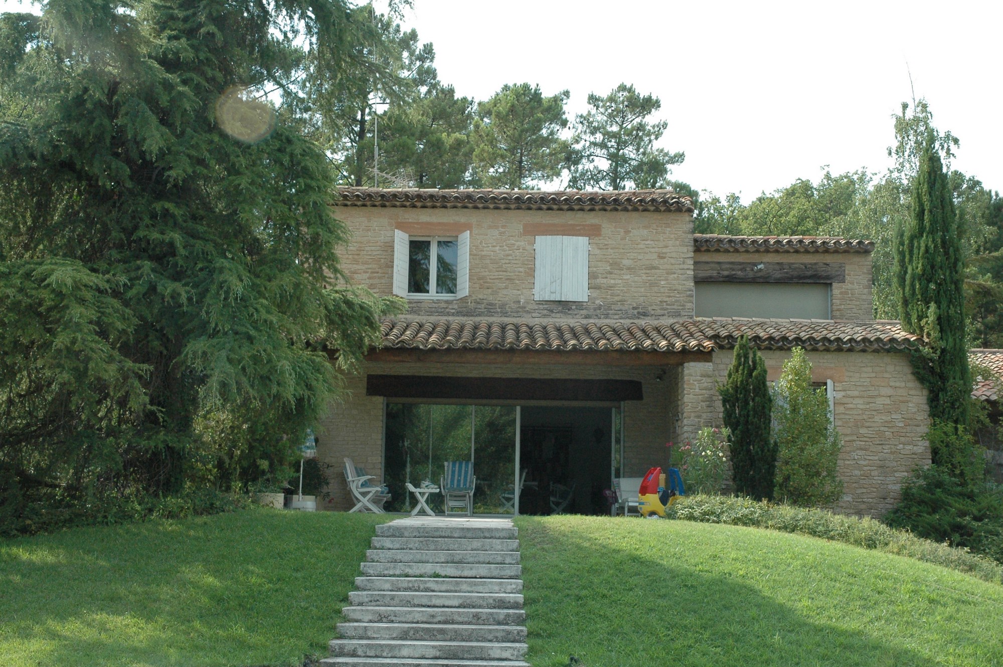 Luberon, à vendre, spacieuse maison en pierres avec piscine et un grand jardin 