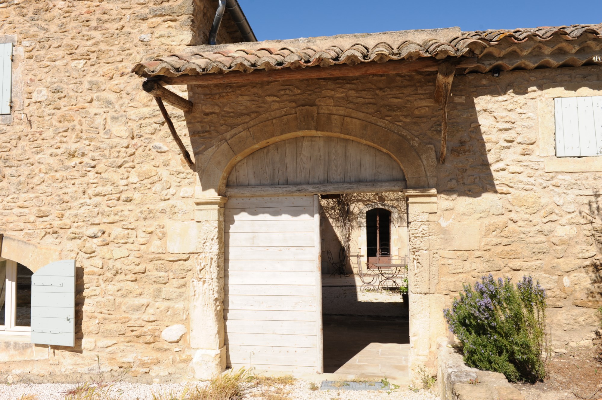Luberon, en vente, mas du XVIIIème siècle restauré avec piscine, vues et jardin 