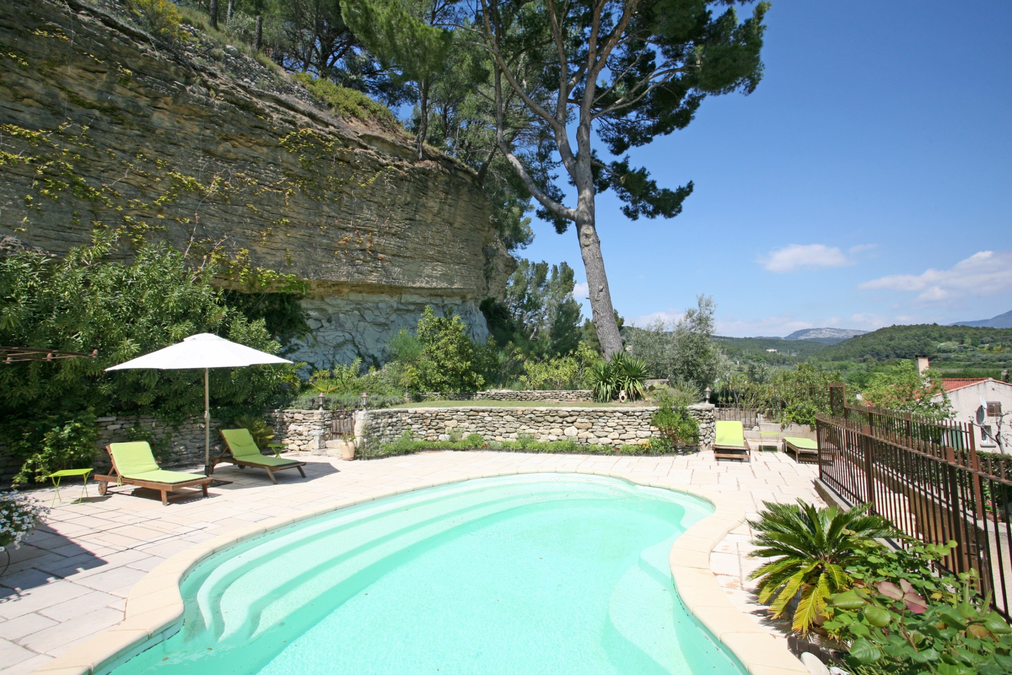 En vente en Provence, belle maison de famille avec gites, jardin et piscine  