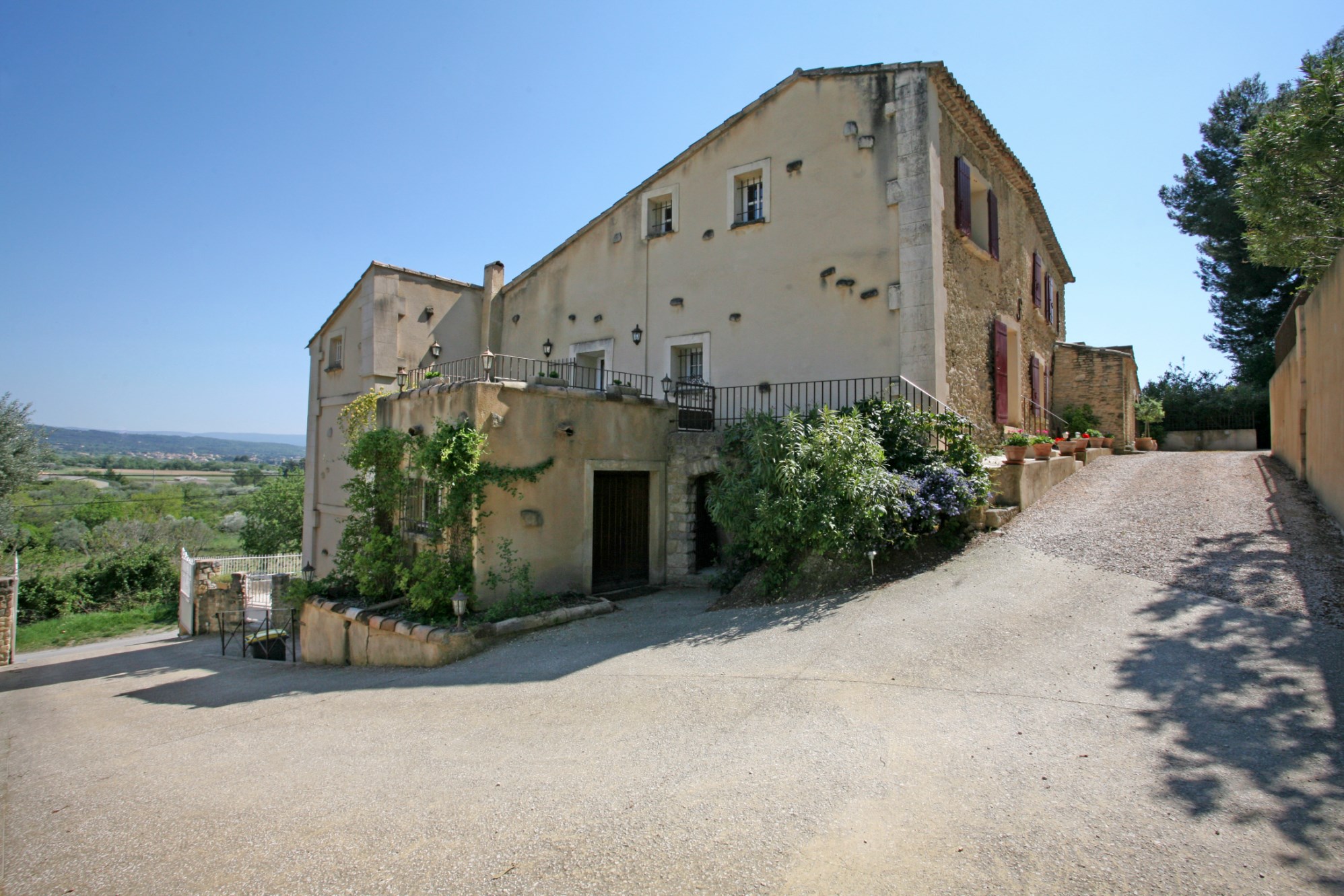 En vente en Provence, belle maison de famille avec gites, jardin et piscine  